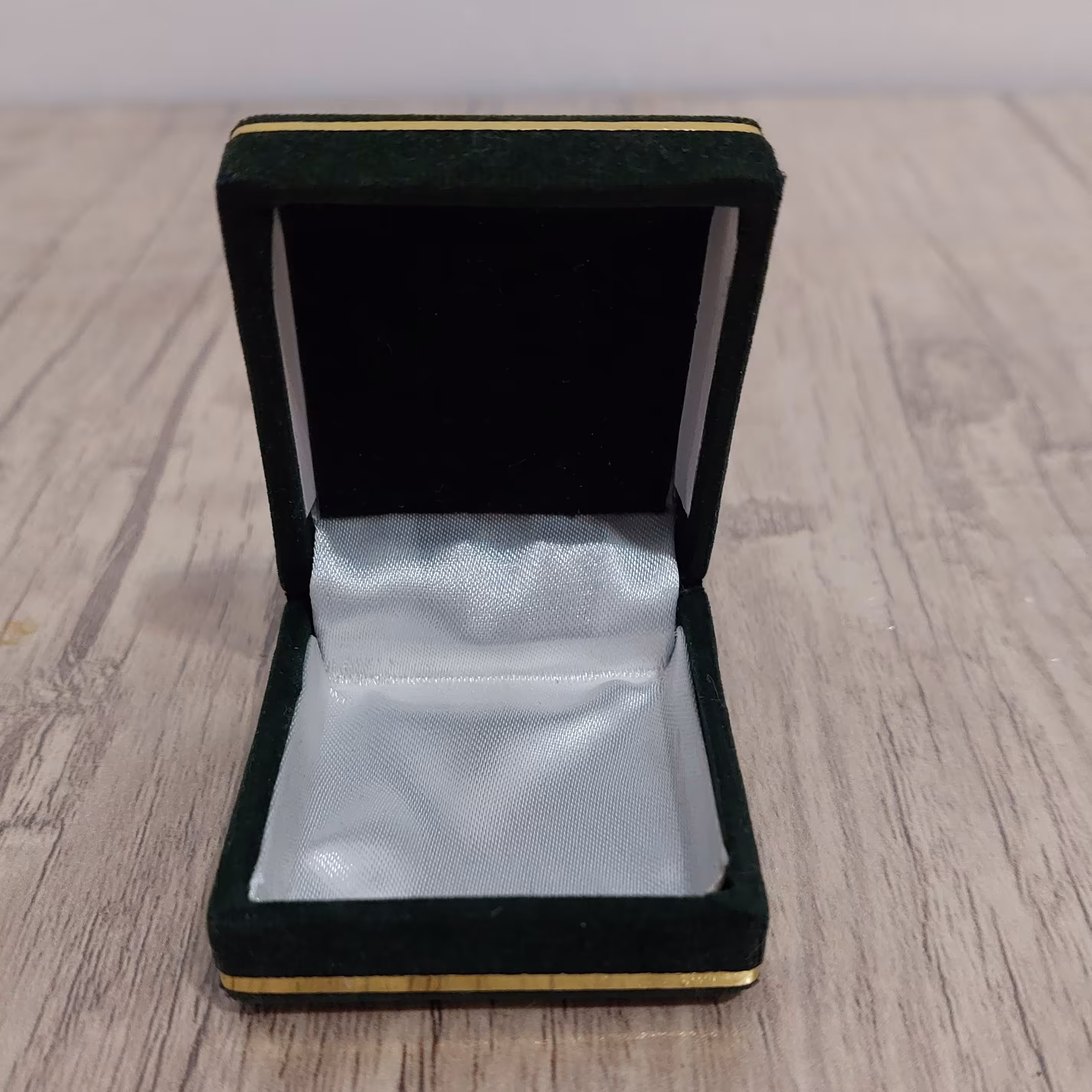 باکس جعبه سکه طلا و جواهرات و زیورآلات مدل لوکس جنس محکم با روکش مخمل دور طلایی