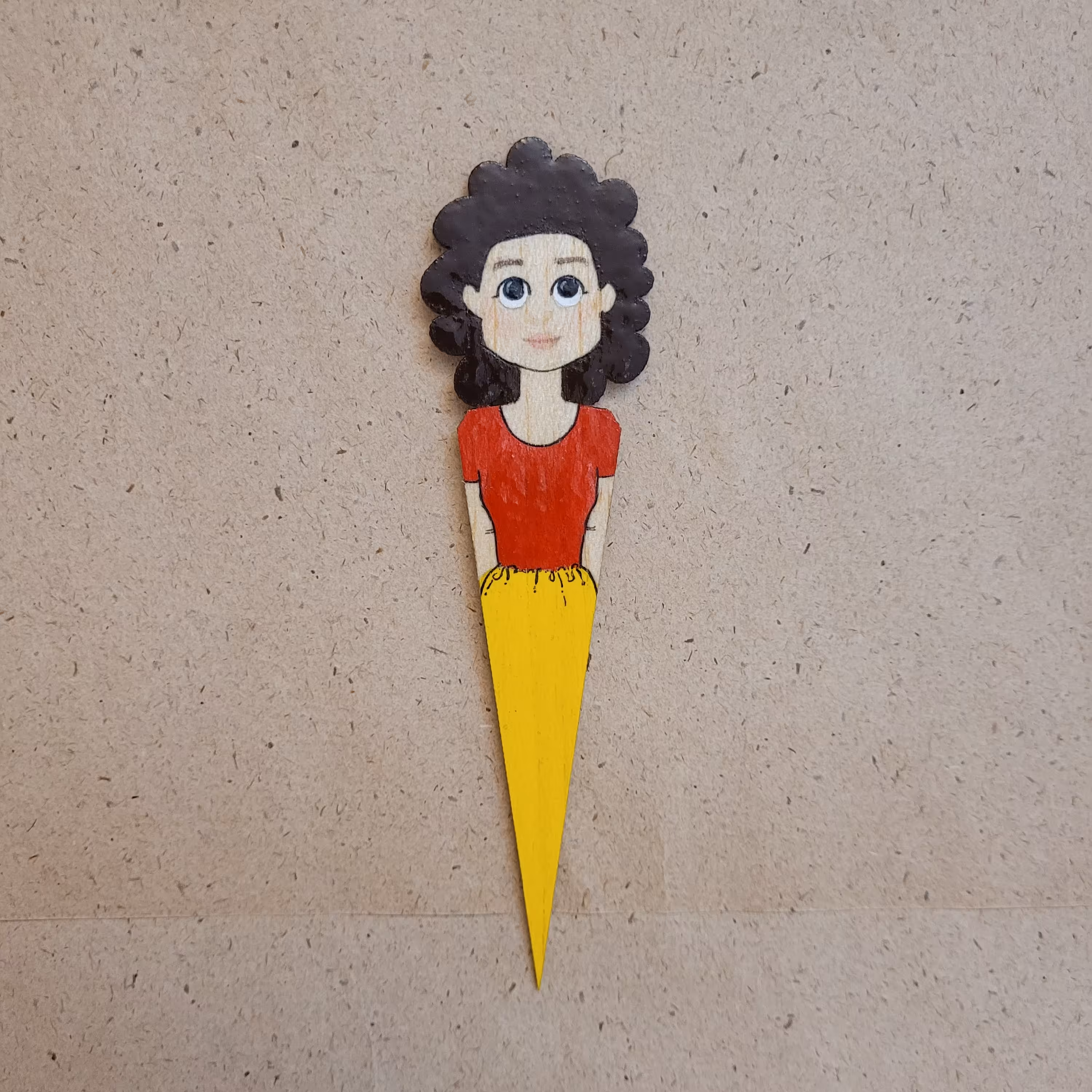 بوک مارک نقاشی چهره روی چوب بالسا بهترین هدیه برای خودت و دوستات. چوب الف. دختر مو فرفری. تیشرت قرمز. دامن زرد. 