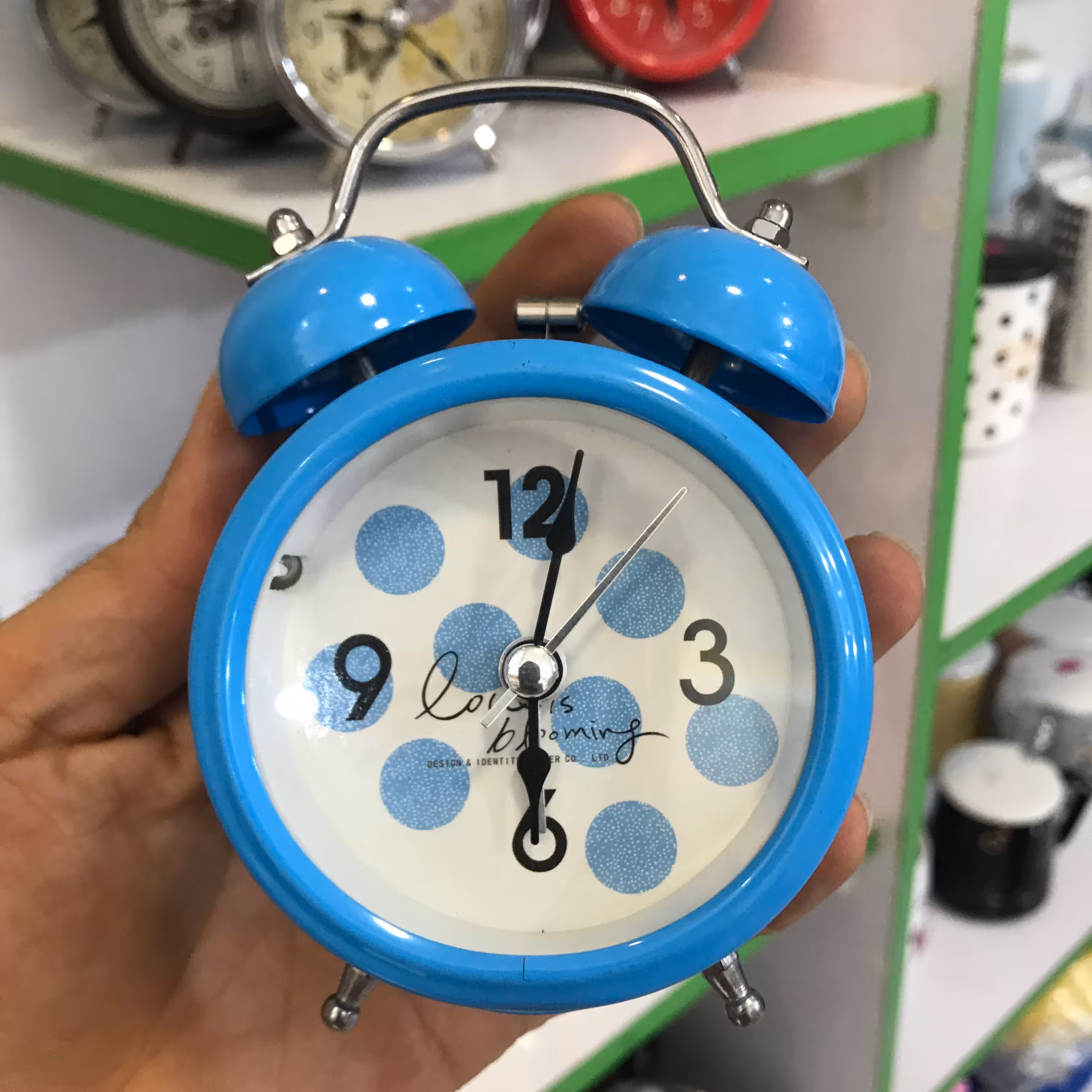 ساعت فلزی زنگ دار رنگی