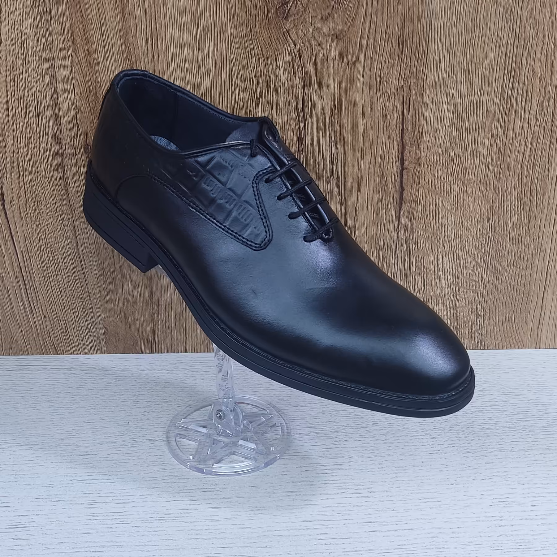 کفش تمام چرم مدل 706
راحت و بادوام 
مناسب برای استفاده روزمره و مجلسی
رنگ موجود مشکی
قبل سفارش سایز را با ما چک کنید