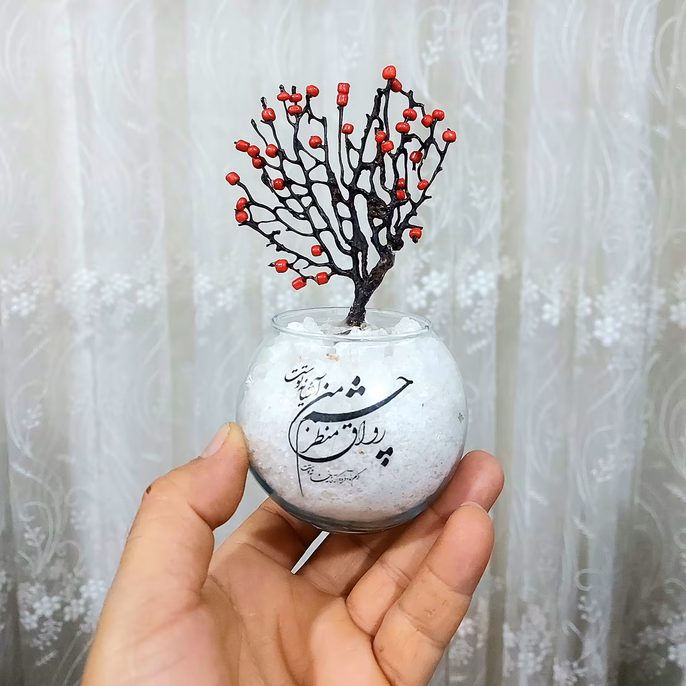 گلدان شیشه که با بلور نمک پر شده و بوته طبیعی تزیین شده تا محصول زیبا را برای شما عزیزان خلق کنیم طبیعت زیبای و هنر 