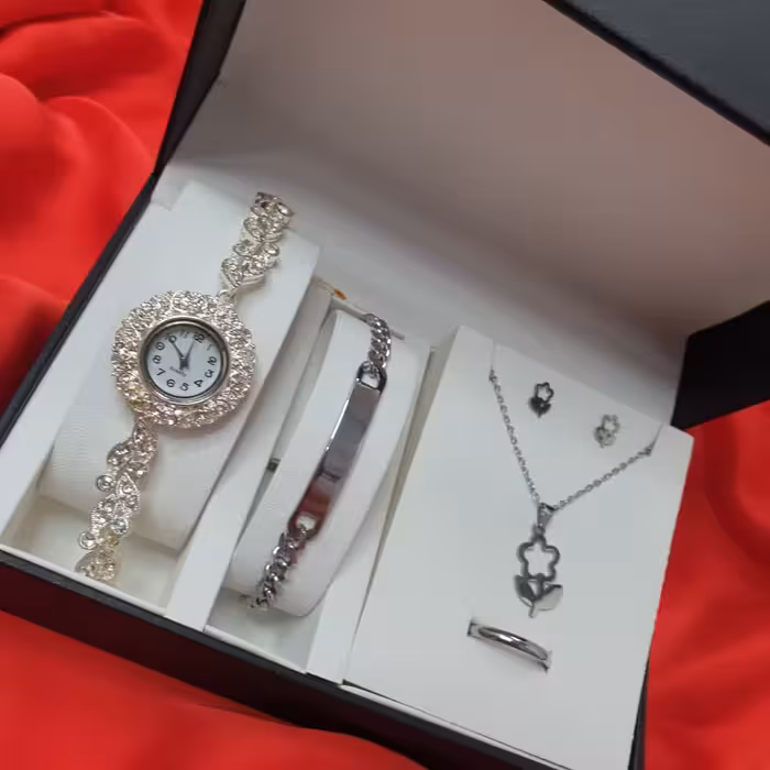 ساعت طرح نقره همراه با نیم ست،دستبند و انگشتراستیل