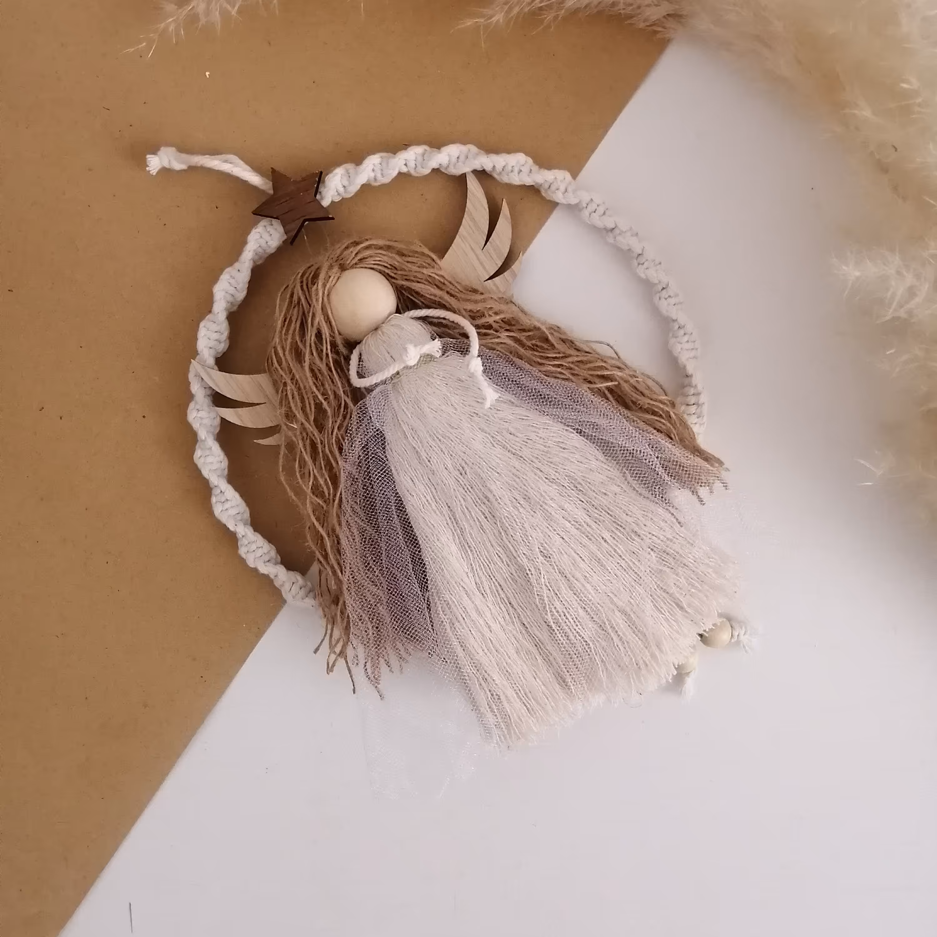 پشت دری فرشته مکرومه بابال چوبی