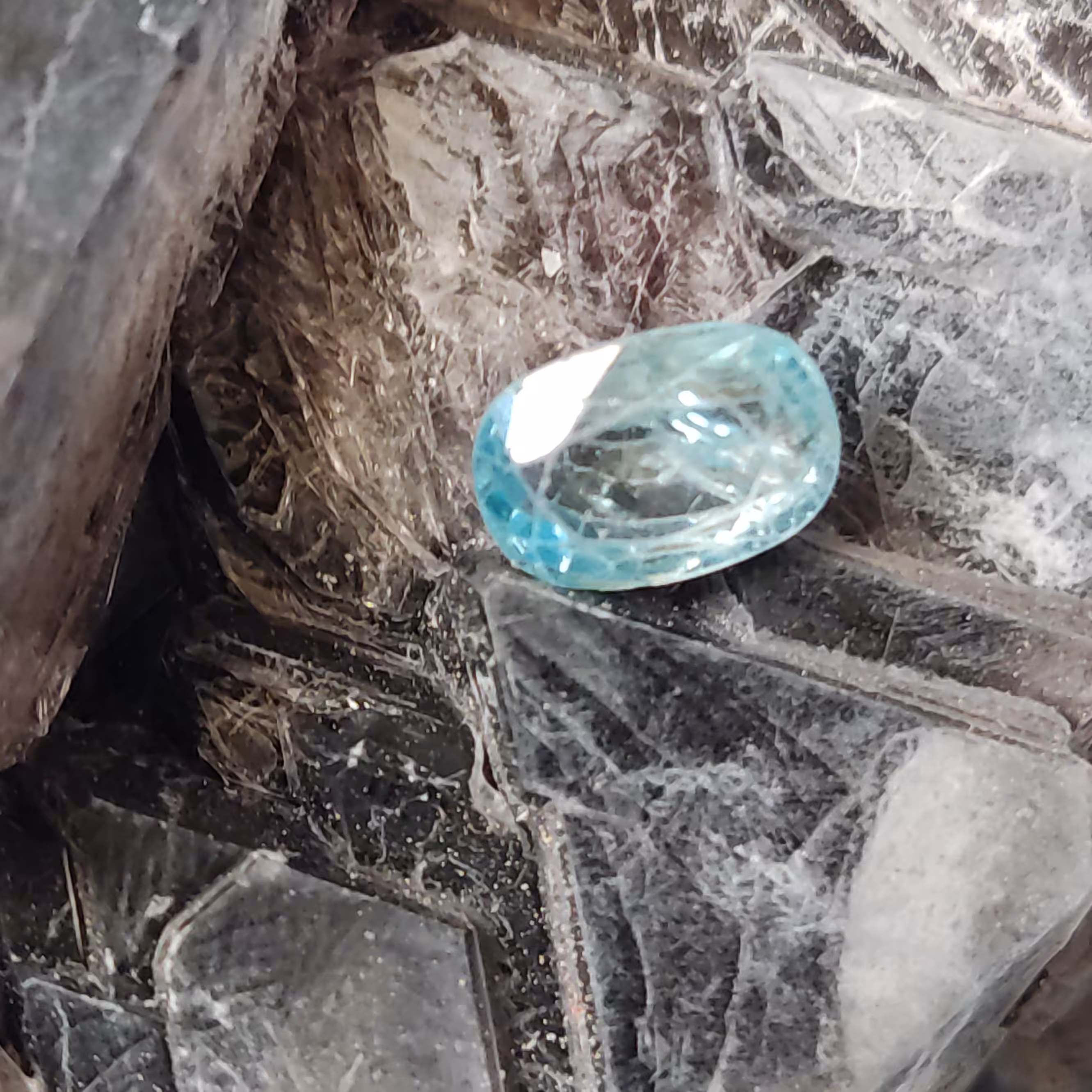 سنگ جواهر زرقون برمه کاملا طبیعی بدون رنگ وهیت قدیمی ترین سنگ جواهر دنیا به قیمت عمده همراه با هدیه ویژه