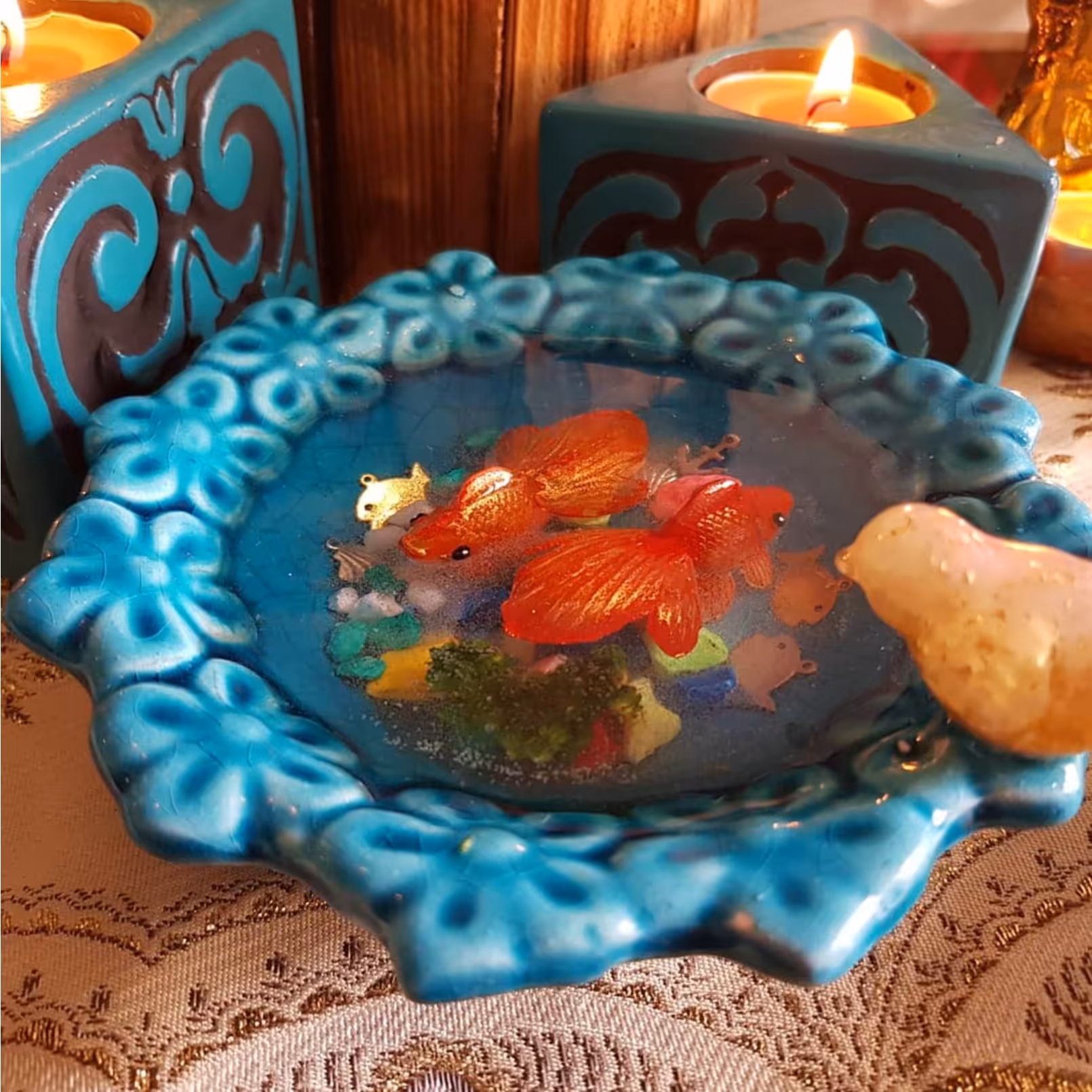 حوضچه ماهی رزین یک کار بسیار زیبا و دوست داشتنی با تزیین پرنده کوچک دوتا ماهی قرمز جاویدان برای سفره هفت سین و ..