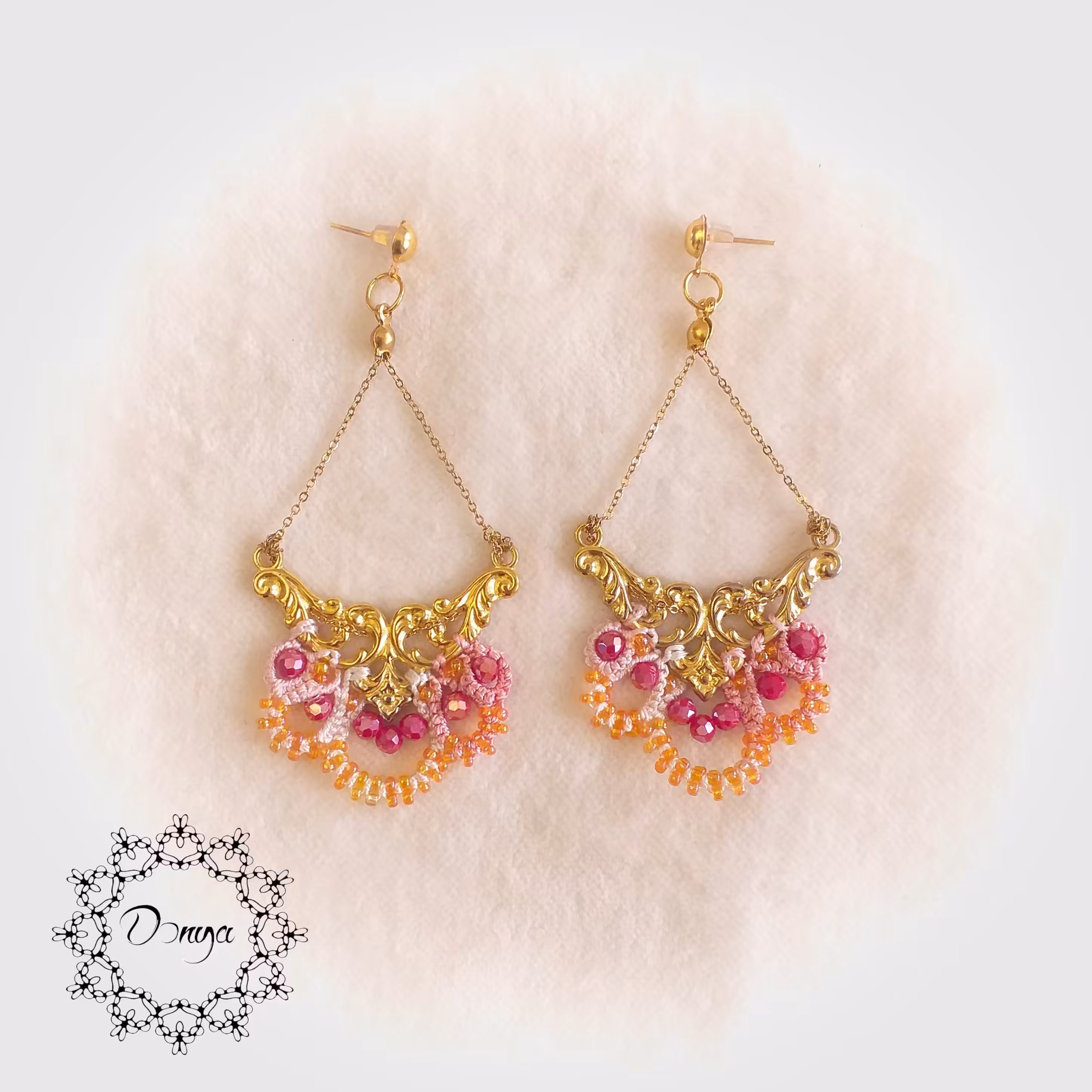 ست گردنبند و گوشواره گلبهی از سنگ و مونجوق قابل شستشو سبک با پلاک فلزی طلایی