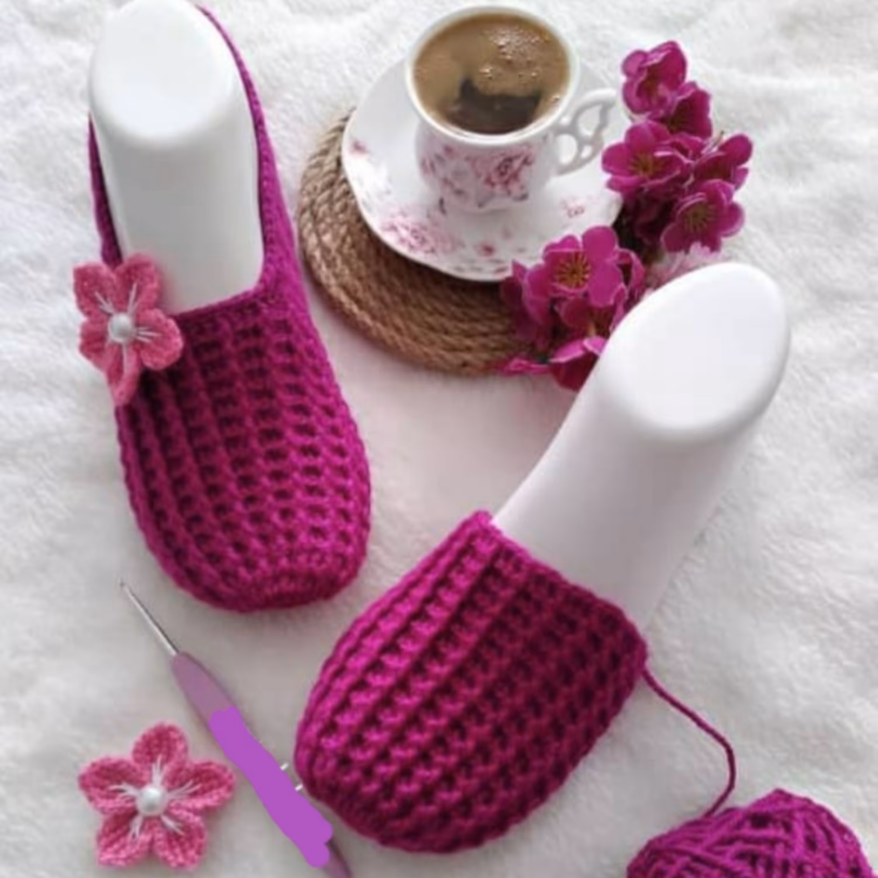 بافت کاموایی پا کشبافت گل دار در رنگبندی و سایز در غرفه بافتنی های ثنا