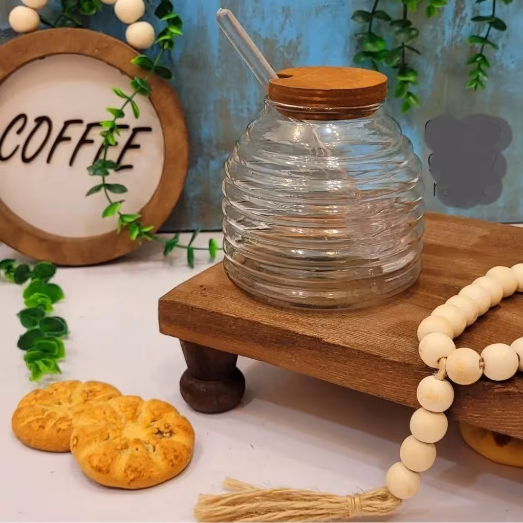 ظرف شیشه ای عسل درب چوبی پیمانه اکرو لیک کار بسیار شفاف وتمیزی هست 