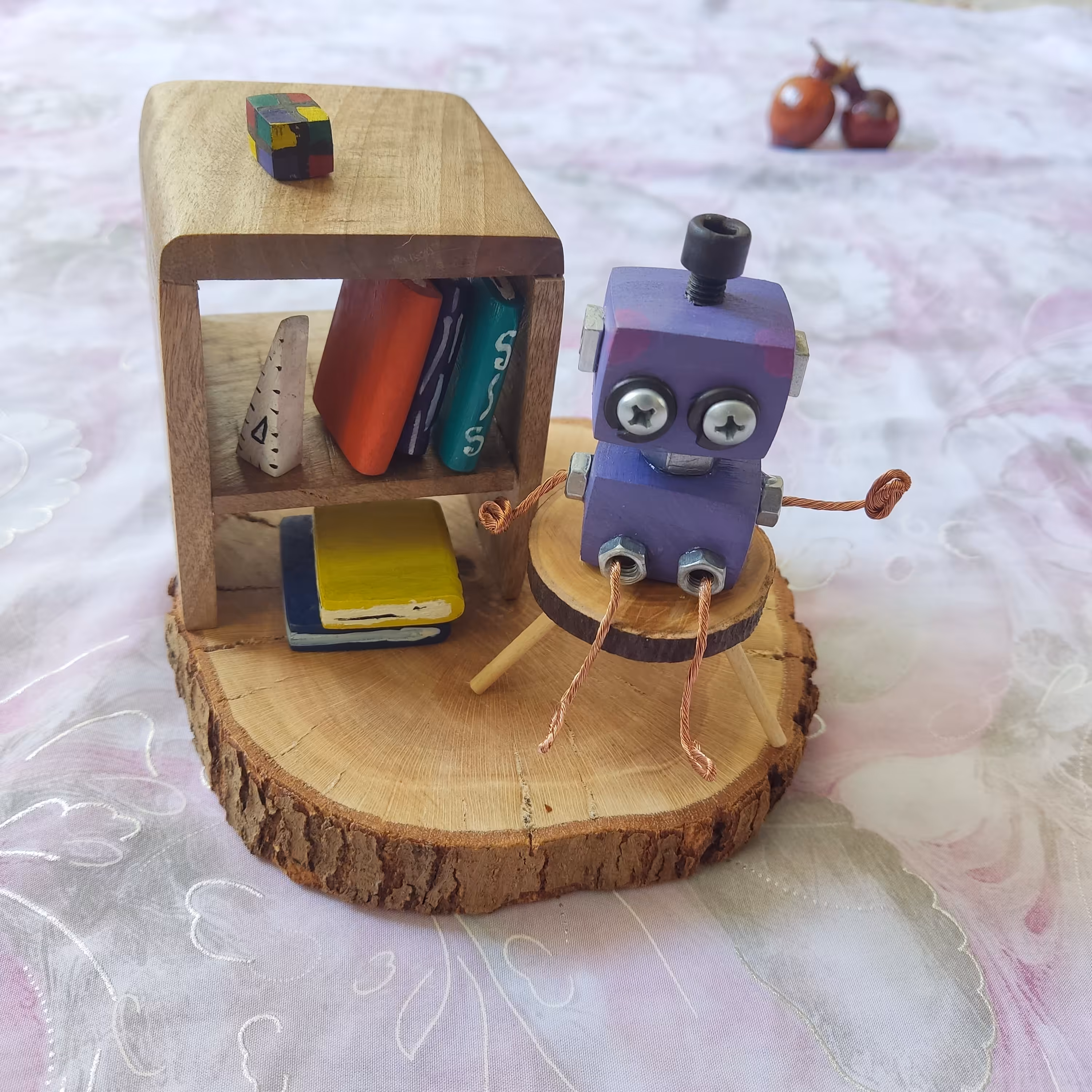 ربات کتابخوان چوبی دستساز