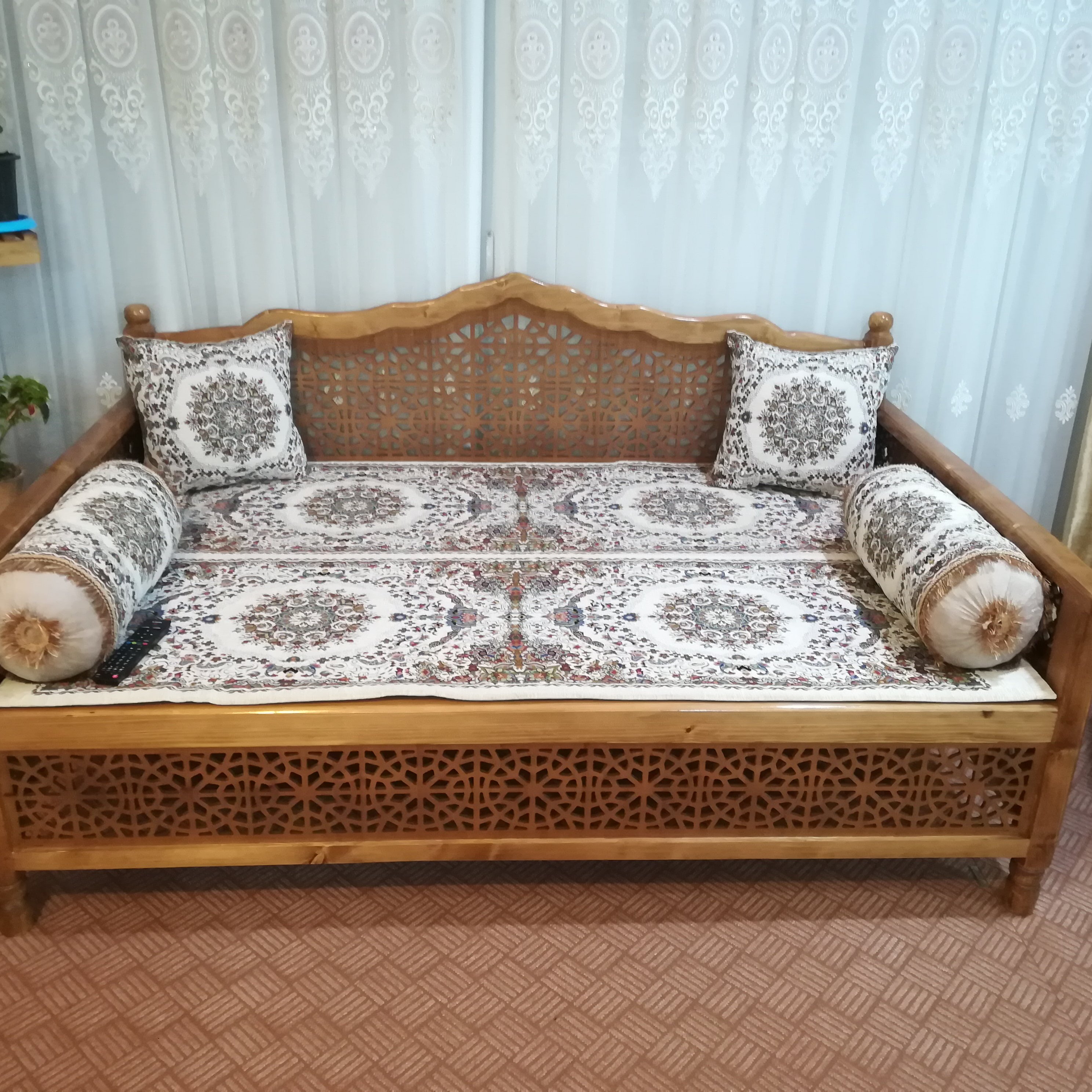 تخت چوبی سنتی