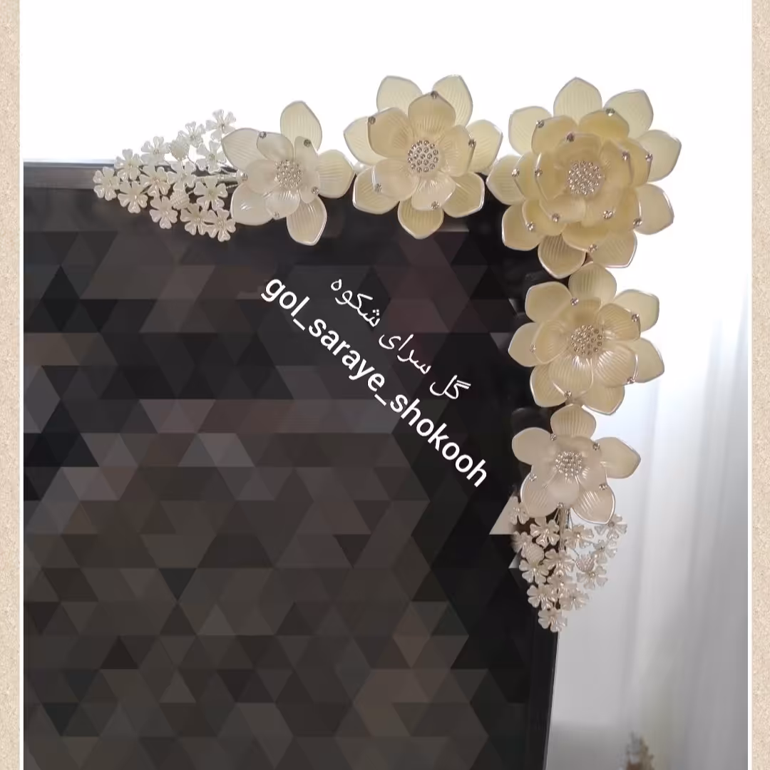 گل کریستالی مخصوص تزئین تلویزیون، مدل نیلوفری، رنگ صدفی، زیبا و درخشان.