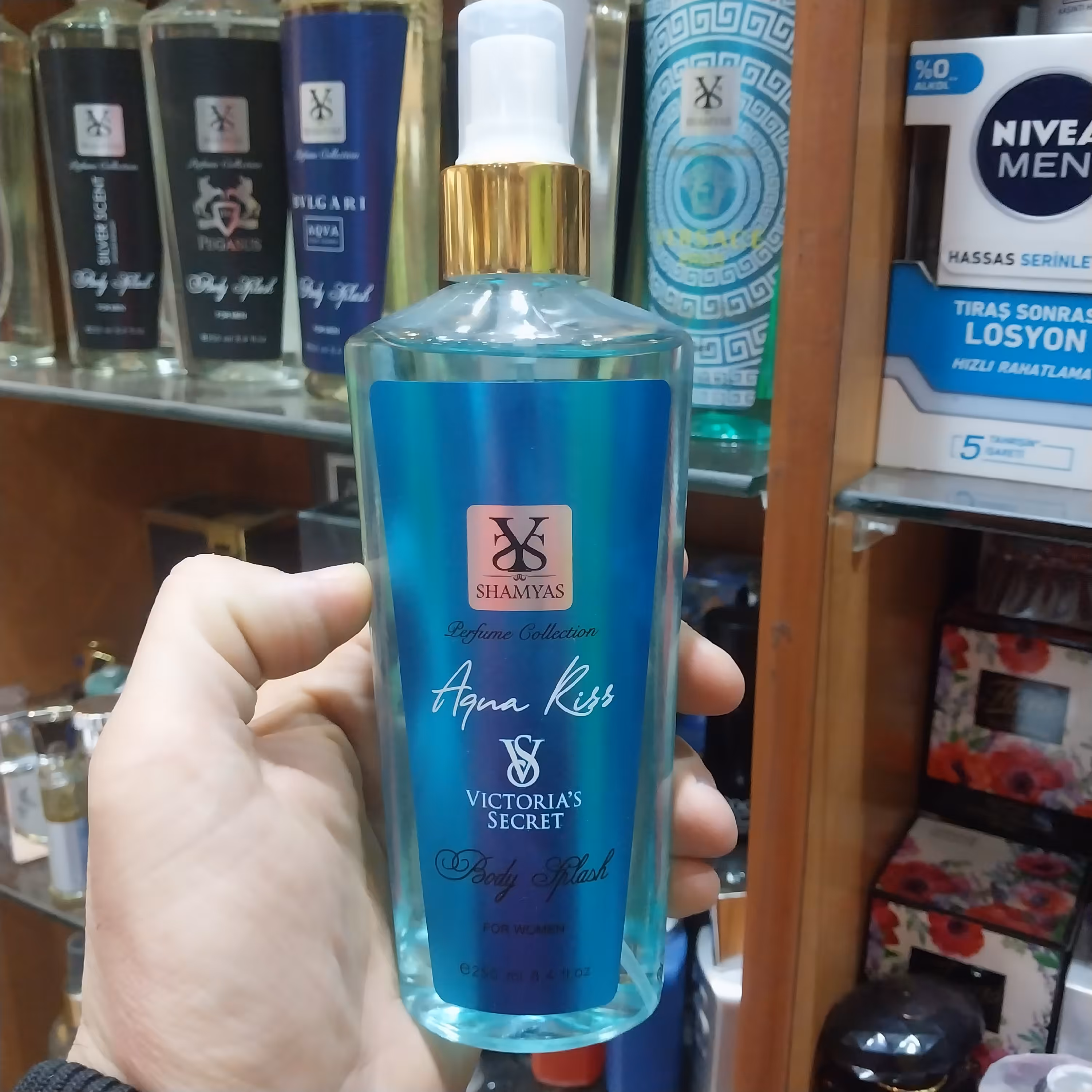 بادی اسپلش بدن 200میل شمیم یاس با رایحه زنانه ویکتوریا  سکرت  با رایحه  آکوا کیس