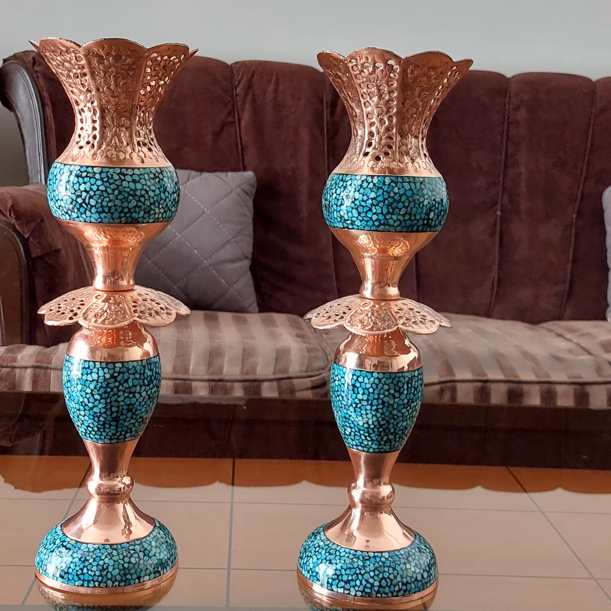 دوجفت لاله به ارتفاع40 با کاسه وسر شبکه بری وقلمزنی شده توسط بهترین هنرمندان اصفهانی