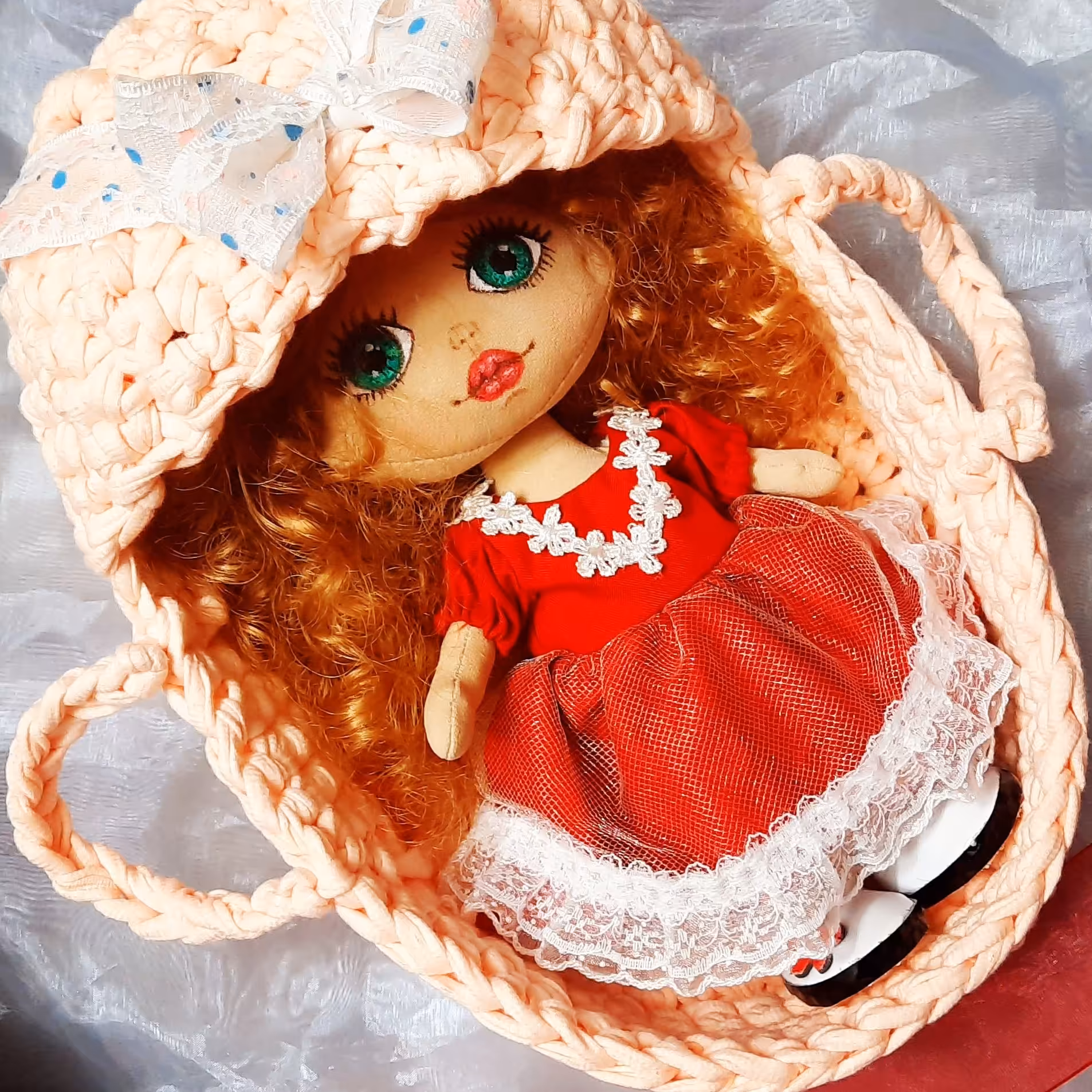 عروسک دستساز همراه با کریر