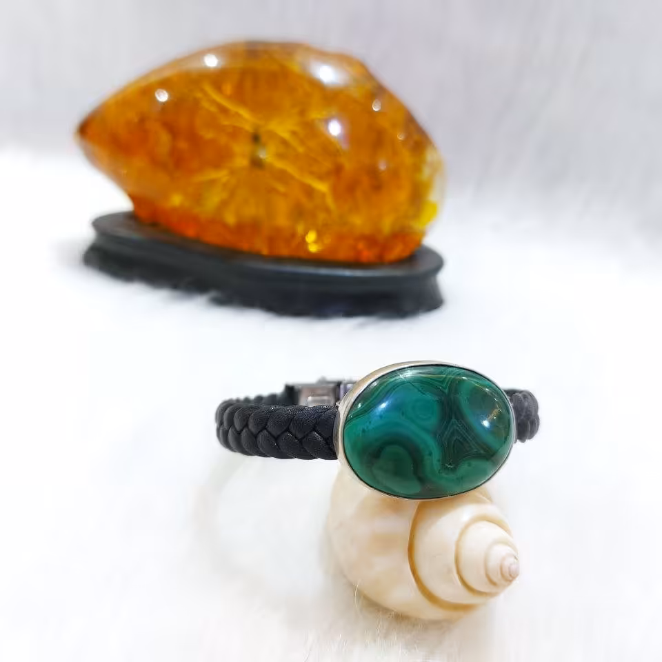 دستبند چرم حصیری با نگین مالاکیت طبیعی کشور کنگو و قاب نقره قابل سفارش مجدد 