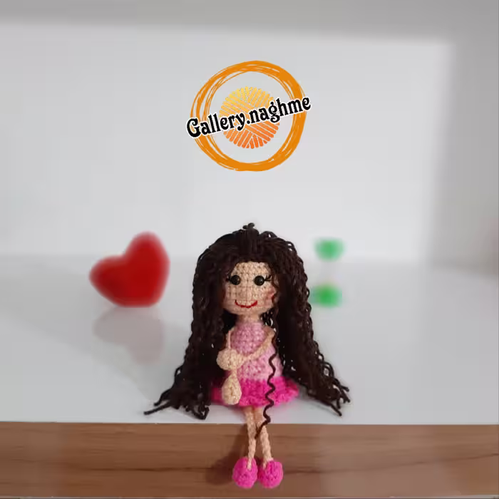 عروسک دستبافت دختر کوچولو صورتی با موهای فرفری 