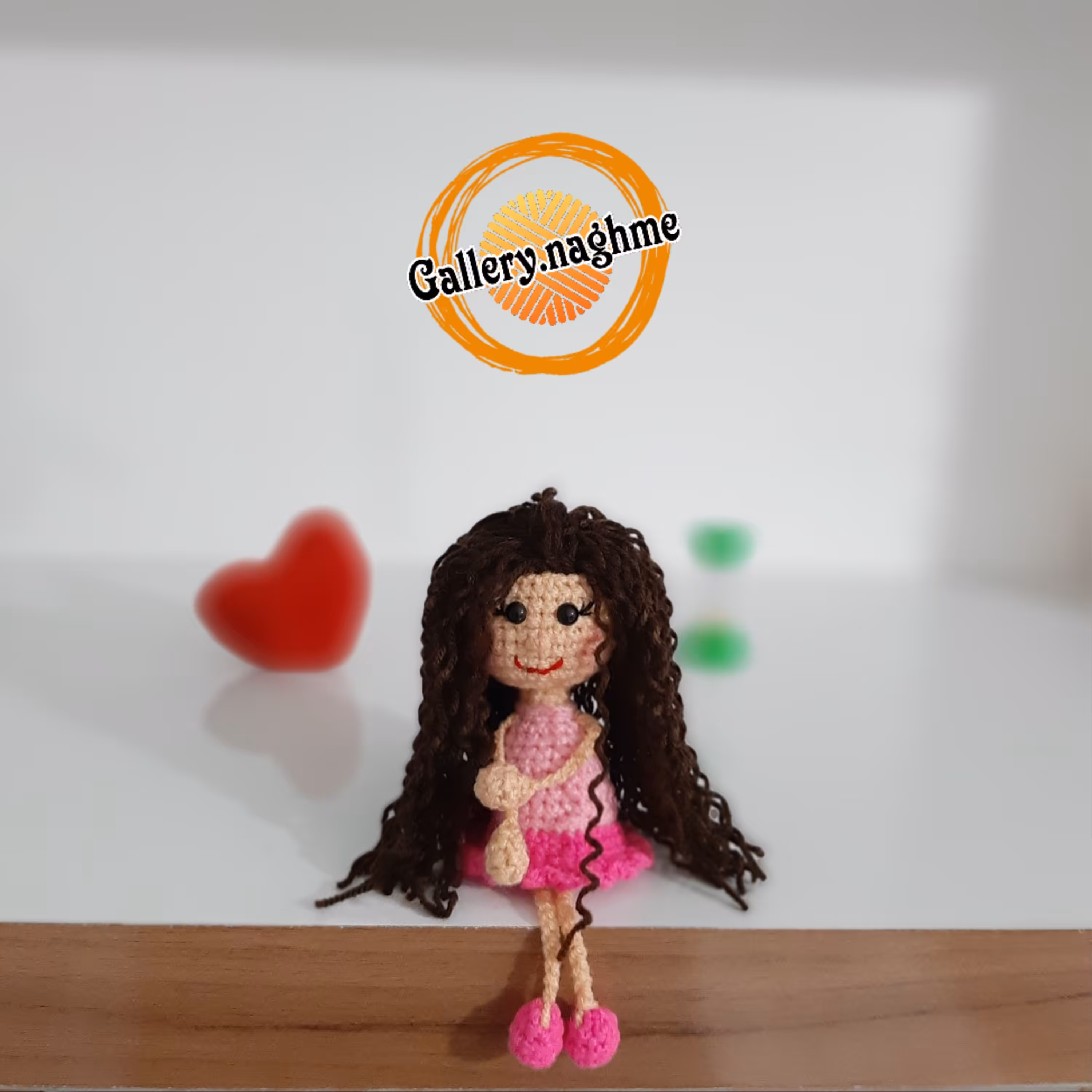 عروسک دستبافت دختر کوچولو صورتی با موهای فرفری 
