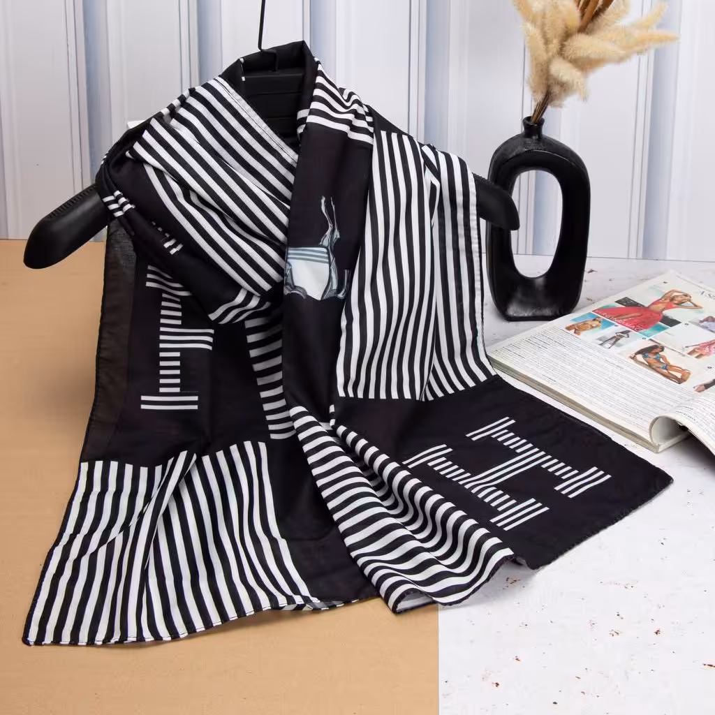 شال سوپرنخ مشکی-سفید طرح هرمس