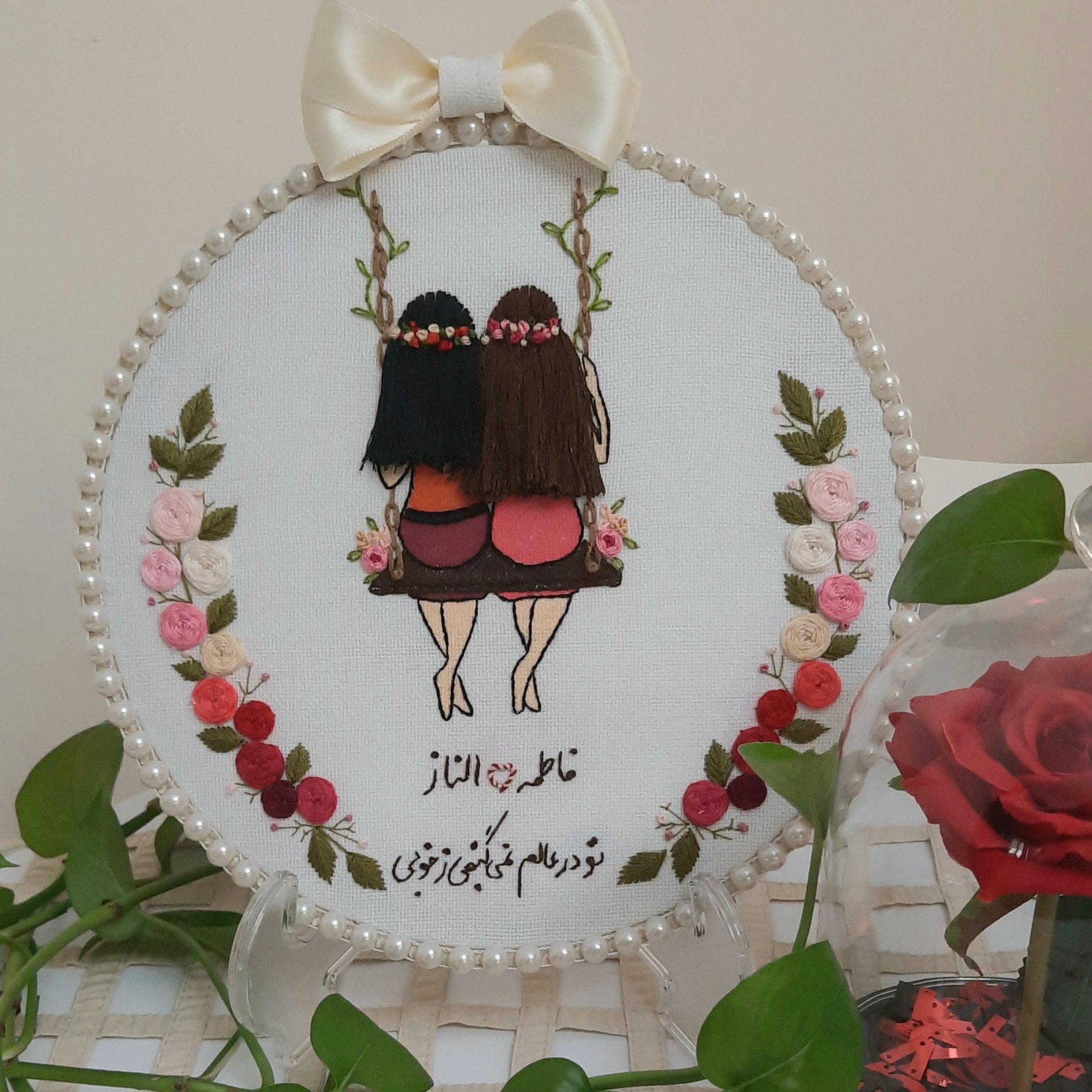 دیوارکوب گلدوزی طرح دوست