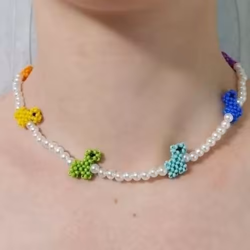 گردنیند داییناسور قابل سفارش در رنگ و سایز دلخواه شما جنس کار منجقی است و کار دسته