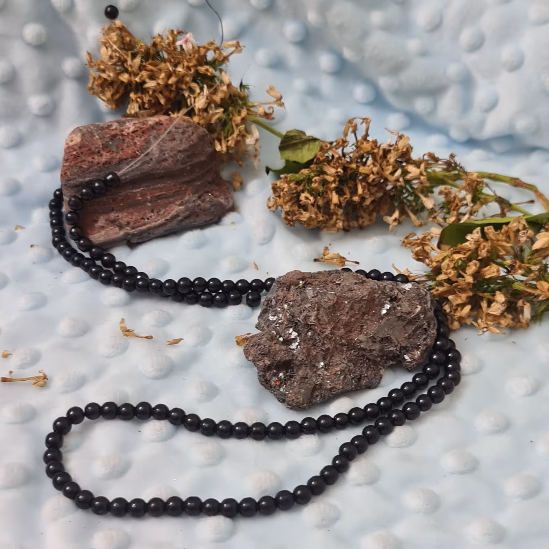 مروارید سنگی شماره 6،در 24 رنگ ،شامل (140-الی- 142) عدد مروارید 
رنگ مشکی،سیاه ،  براق  صدفی مطابق عکس