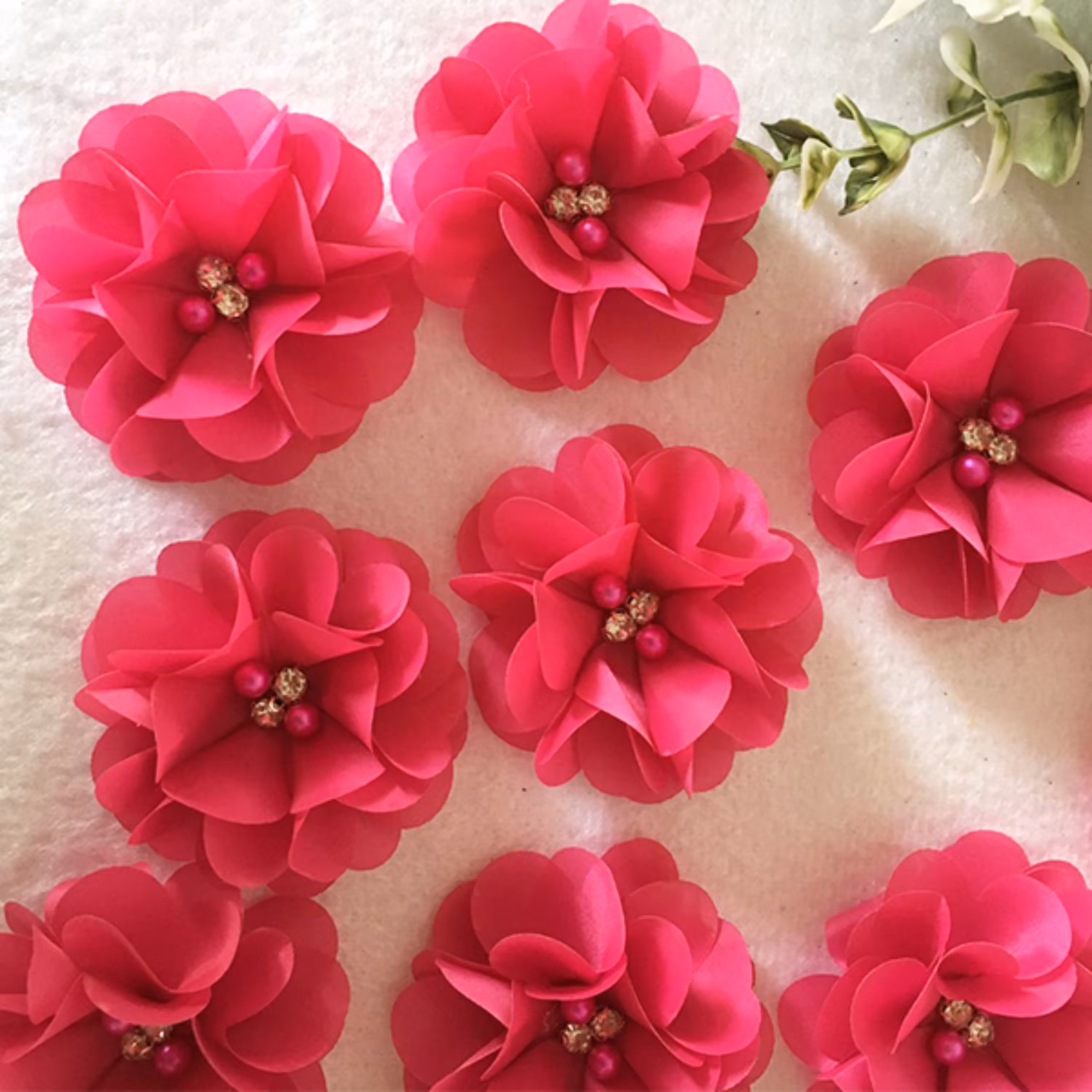 گل رز پارچه ای رنگ صورتی بسته 12 عددی ابعاد 6 در 6 سانتی متر