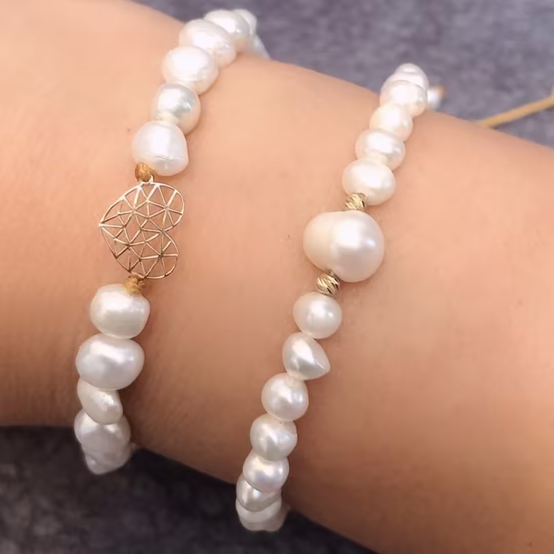 دستبند پلاک طلا با بند مرواریدی در طرح های مختلف و صدف های متنوع 