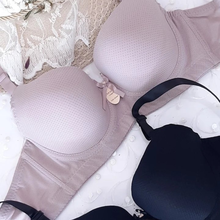  سوتین اسفنجی فنردار بدون جک با کاپ اسفنجی ظریف مناسب استفاده روزانه سایز 85 رنگ مشکی و کالباسی 