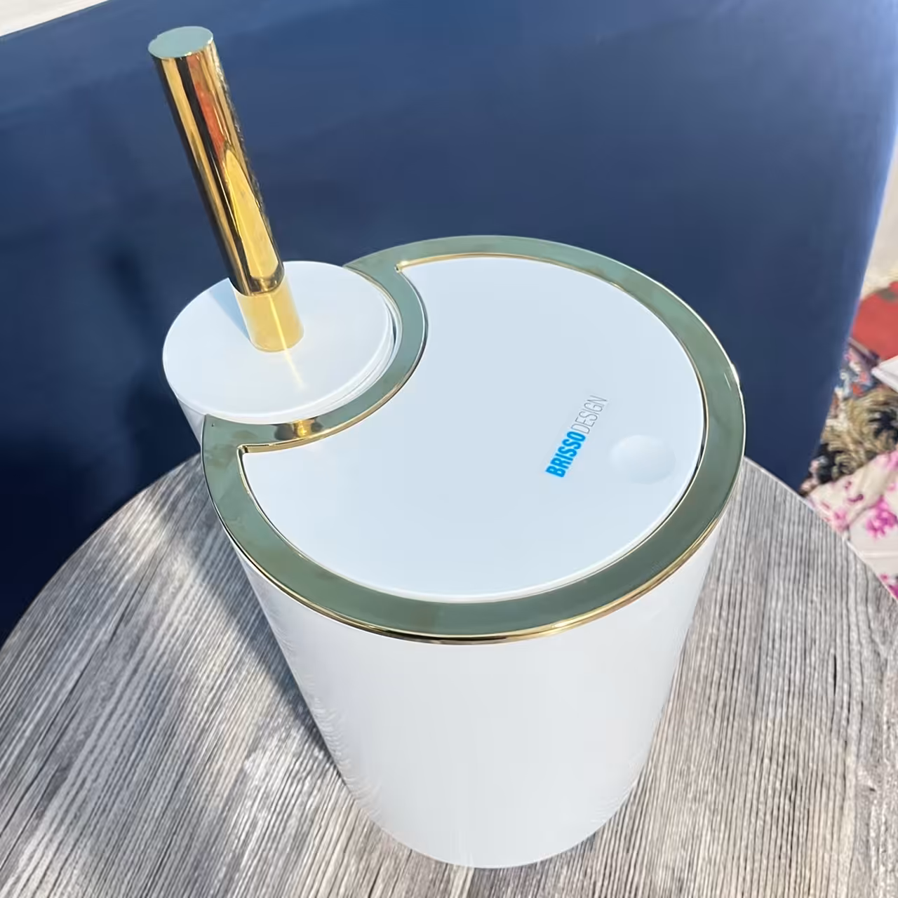 سطل و فرچه دوقلو حمام و دستشویی سفید طلایی  سطل زباله و برس سرویس بهداشتی سطل آشغال چسبیده با فرچه کم جا