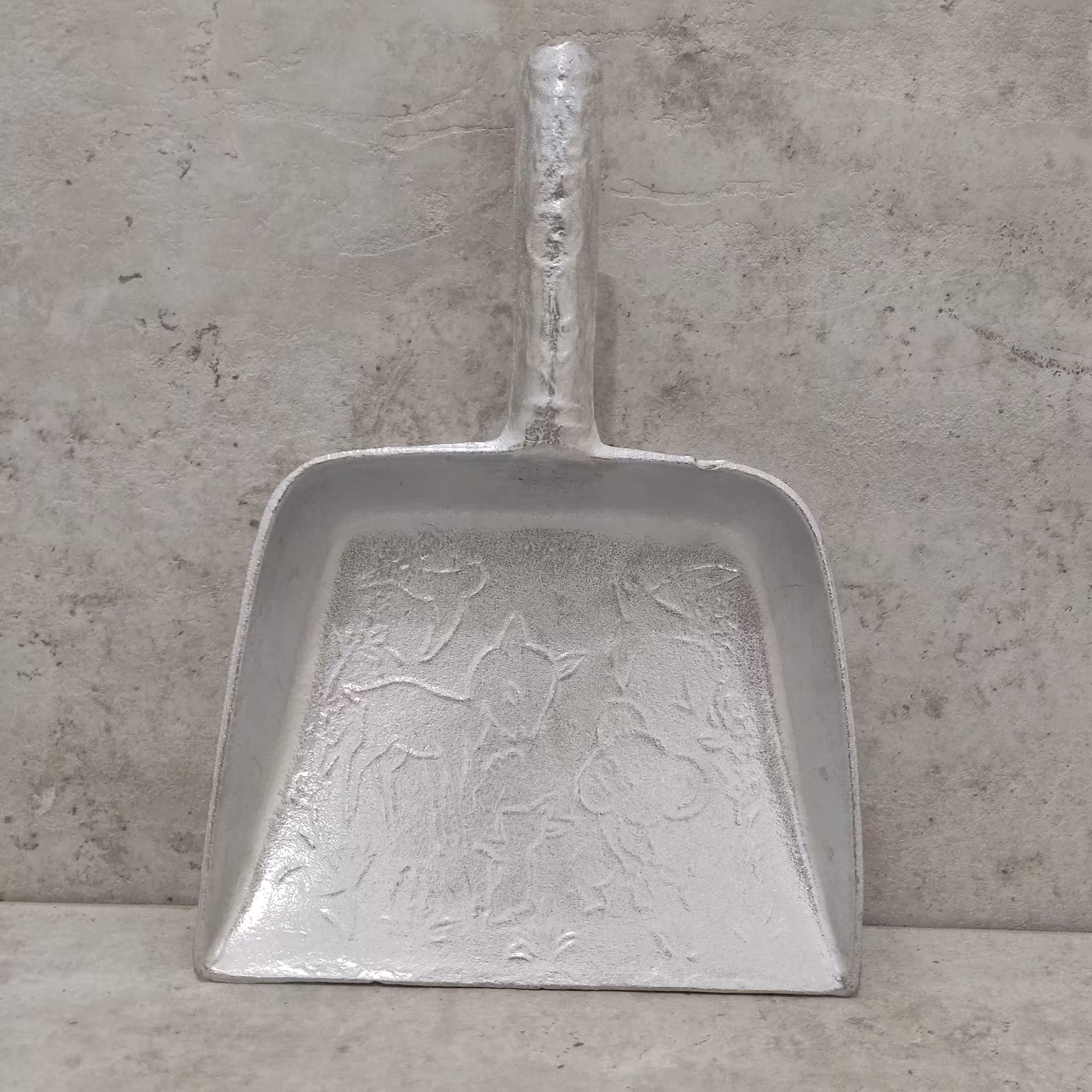 خاک انداز  روحی .خاک انداز آلومینیوم در  رنگ نقره ای طرح برجسته طول 27 سانت و عرض 19سانت وضد زنگ و طرح زیبا و جنس عالی 