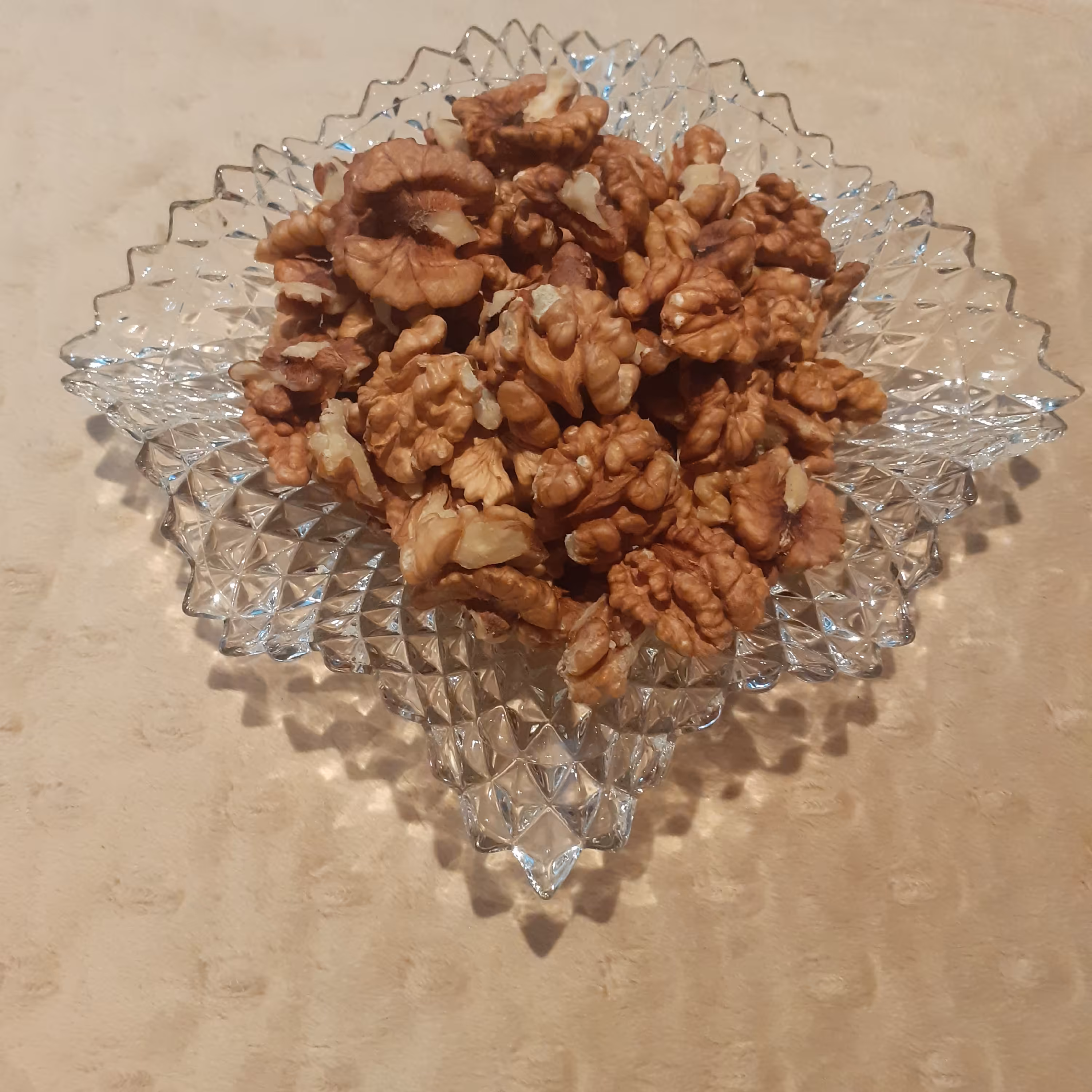 مغز گردو از باغات استان فیروزکوه برای سال 1401 درشت و خوشمزه و در بسته بندی های مختلف موجود است و