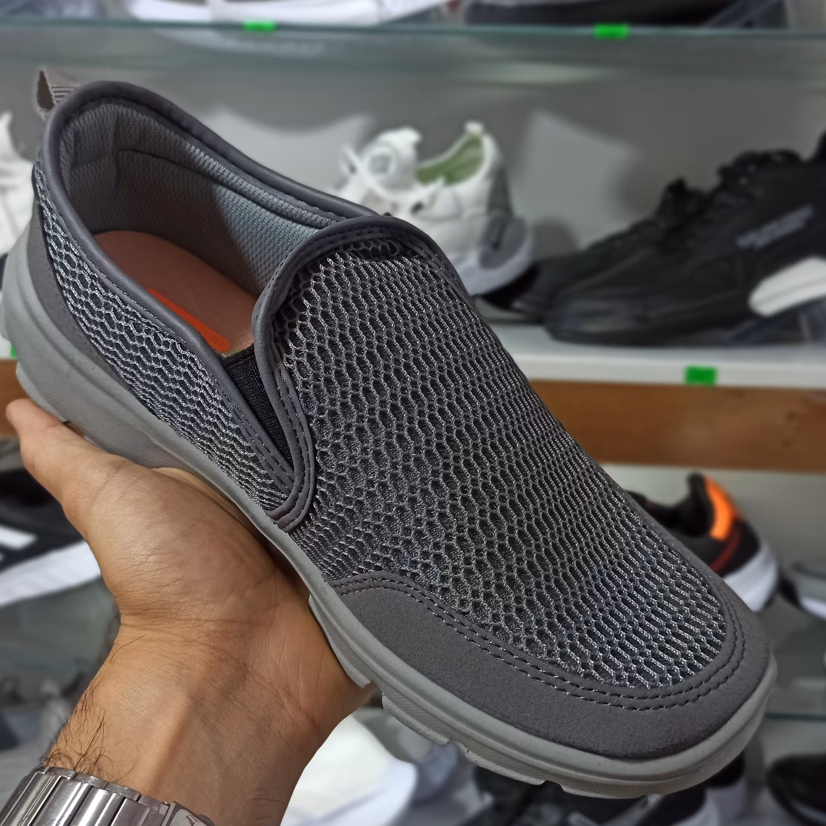 کفش مردانه راحتی بسیار سبک و راحت مناسب کار های روز مره 