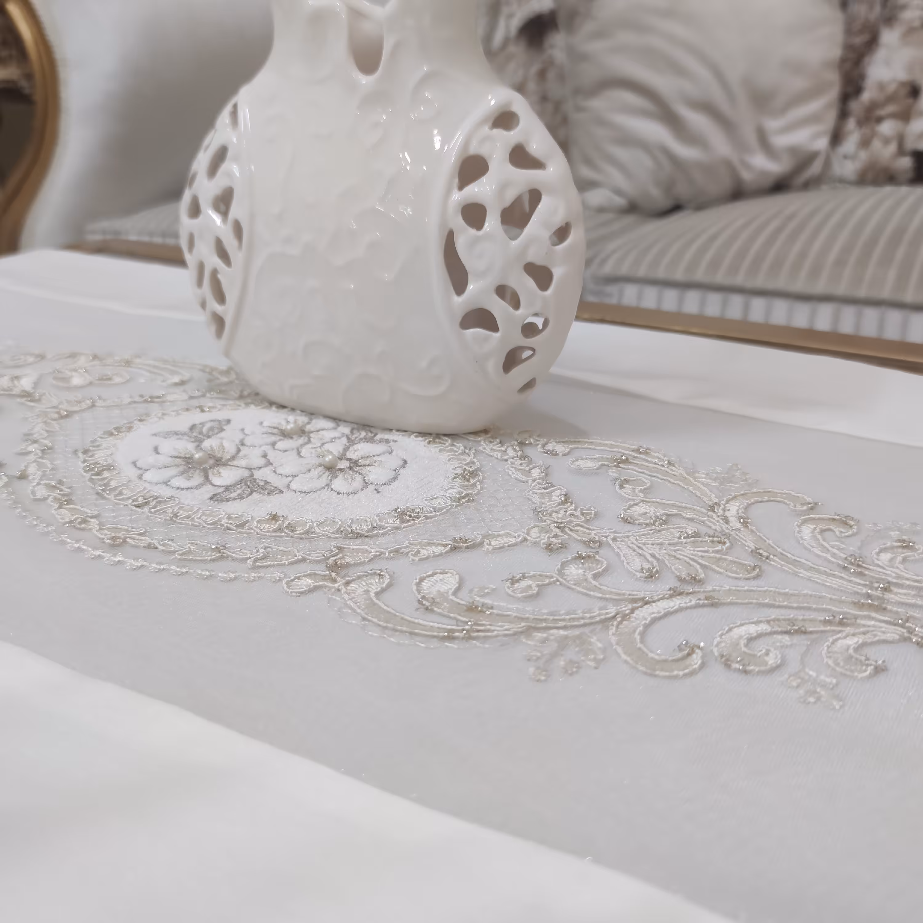 رانر به همراه دو عسلی با وزن 195 گرم.رنگ سفید با گل های برجسته نباتی