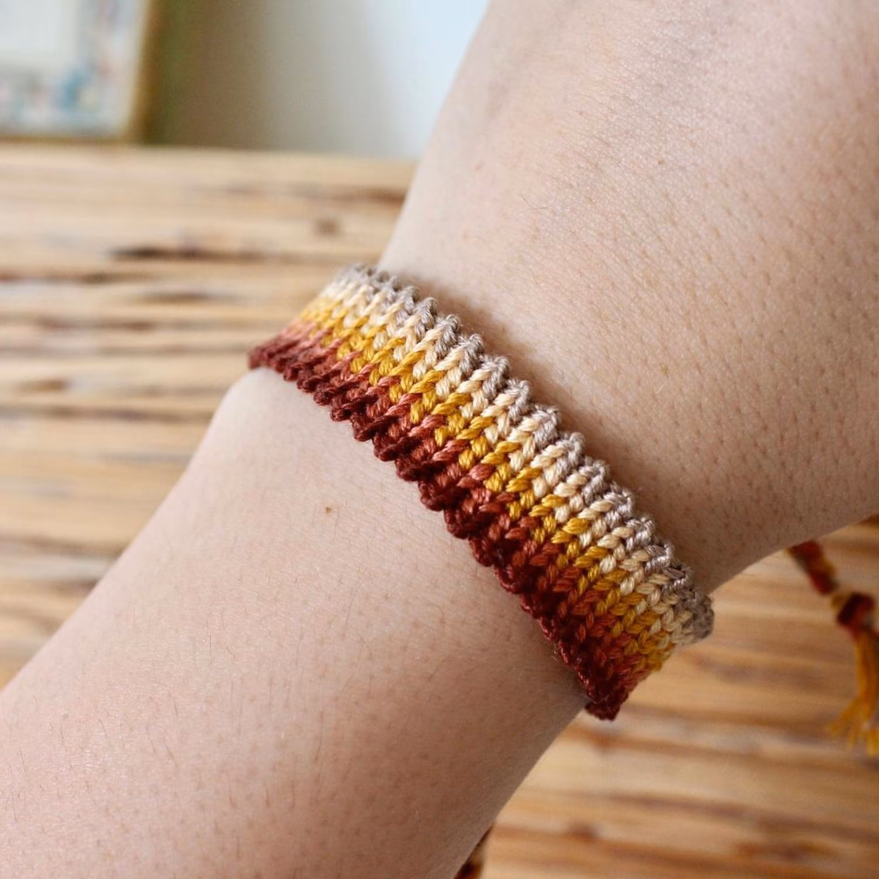 دستبند دوستی طرح راه راه رنگی کد 125