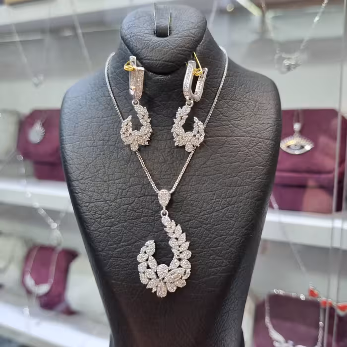 نیمست نقره میکرو امرالد  با زنجیر بسیار شکیل عیار 925 و آبکاری طلاسفید با زنجیر ونیزی 45 سانتیمتری