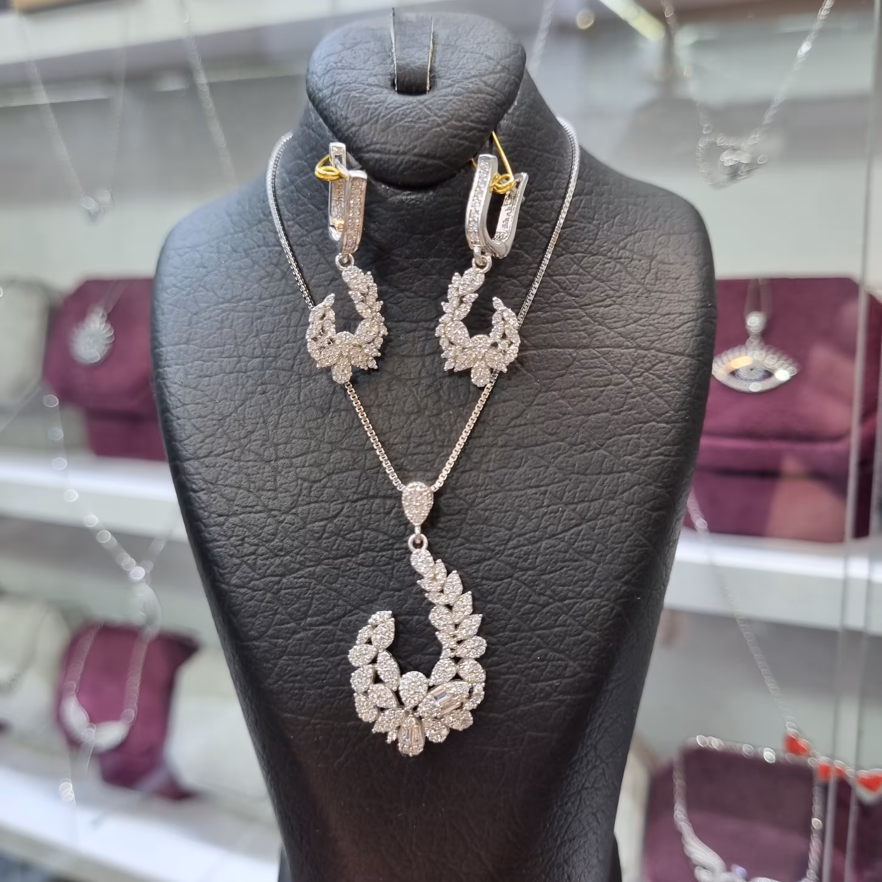 نیمست نقره میکرو امرالد  با زنجیر بسیار شکیل عیار 925 و آبکاری طلاسفید با زنجیر ونیزی 45 سانتیمتری