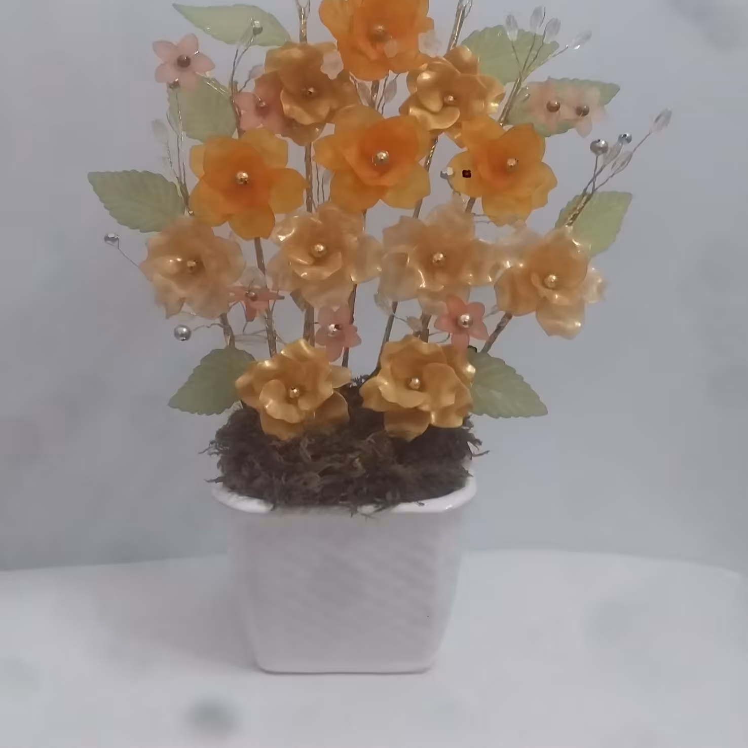 گل کریستال رز طلایی و شقایق   با گلدان سرامیکی سفید 