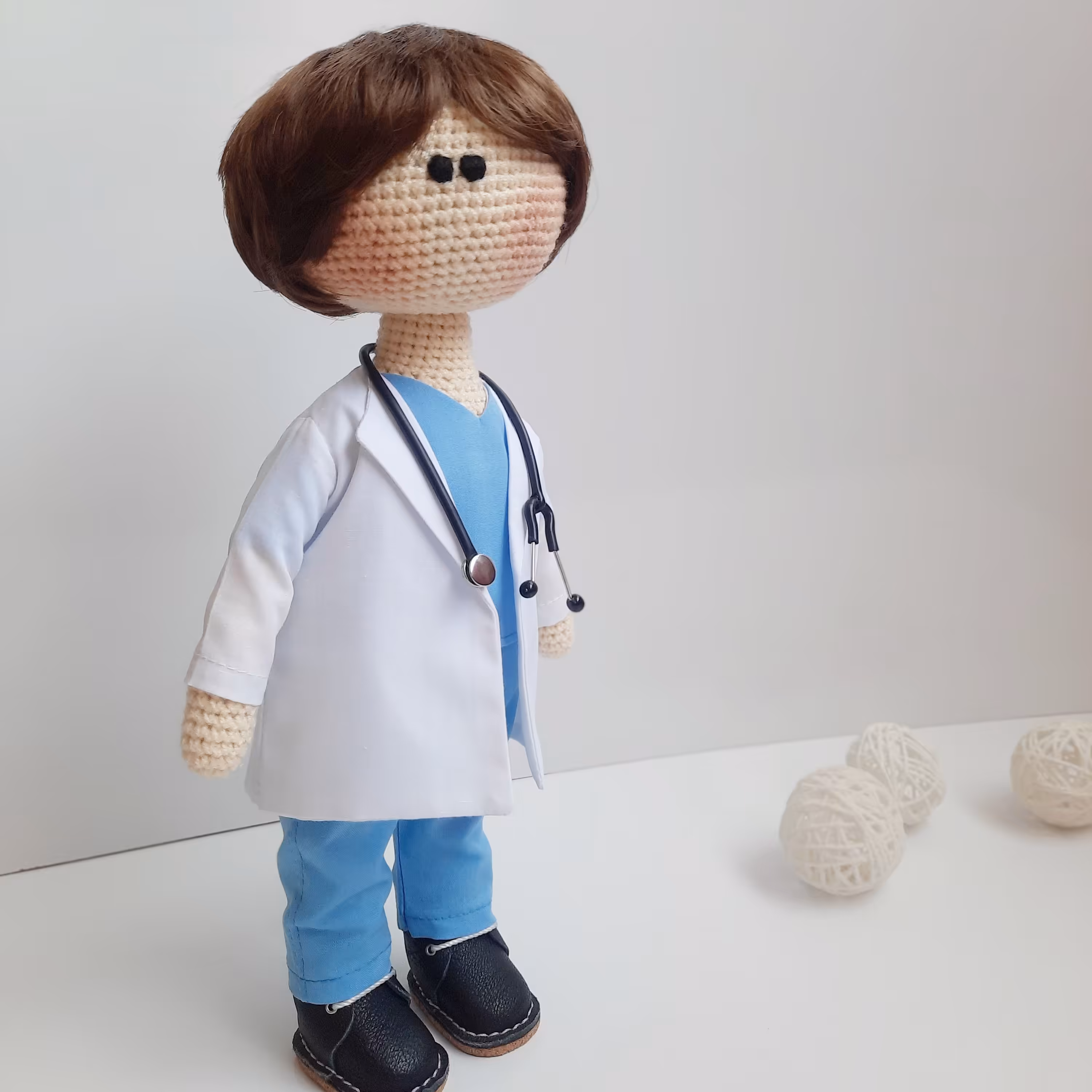 عروسک روسی دستباف آقای دکتر، پرستار و پزشک 30 سانتی متری با گوشی پزشکی و کفش دستدوز از چرم طبیعی 