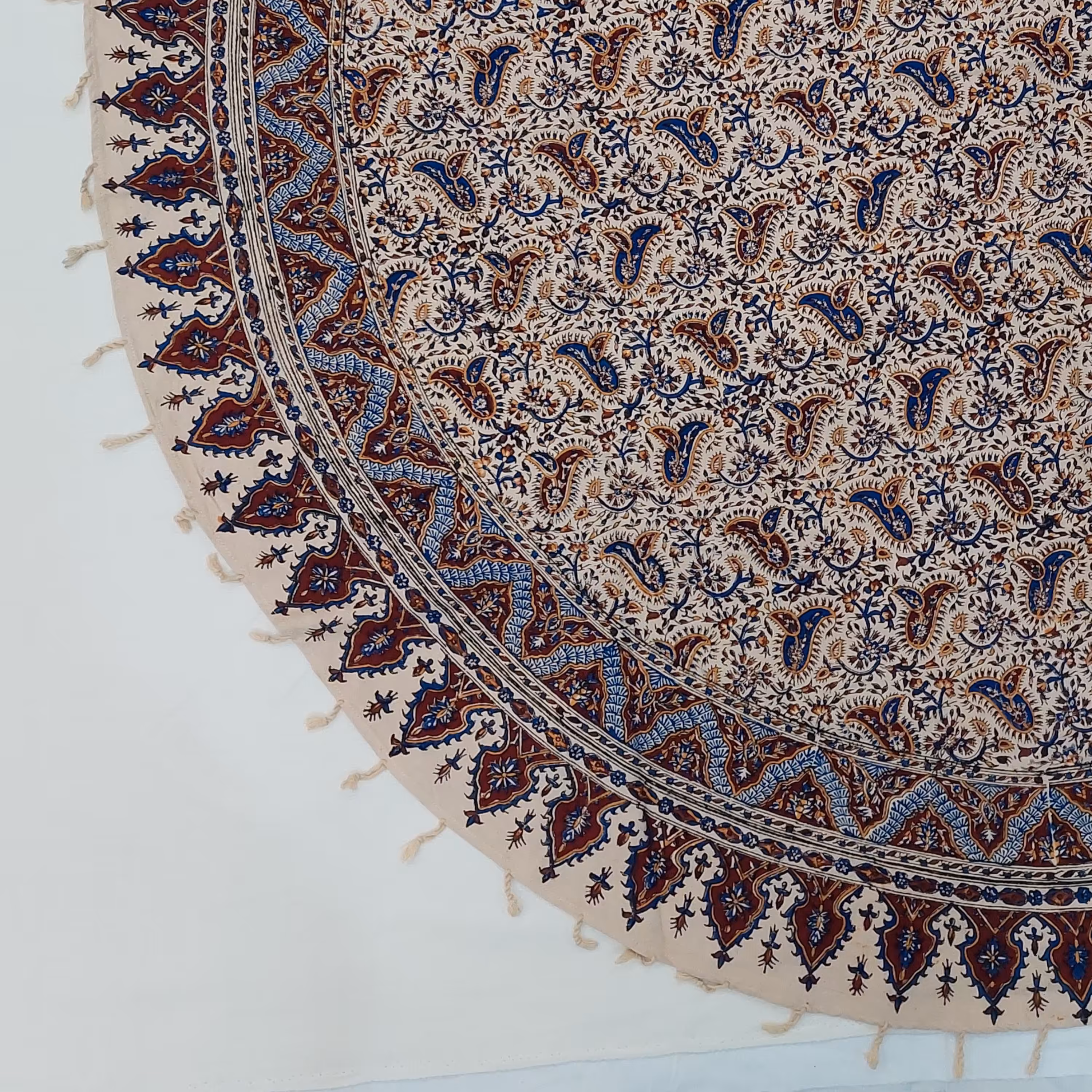 رومیزی قلمکار گرد قطر 150  طرح پرواز 