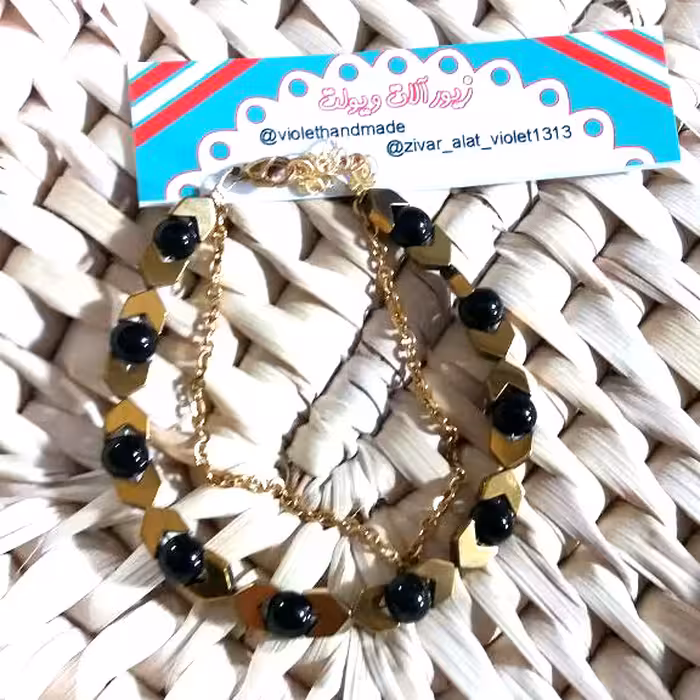 دستبند سنگ حدید طلایی و سنگ اونیکس براق