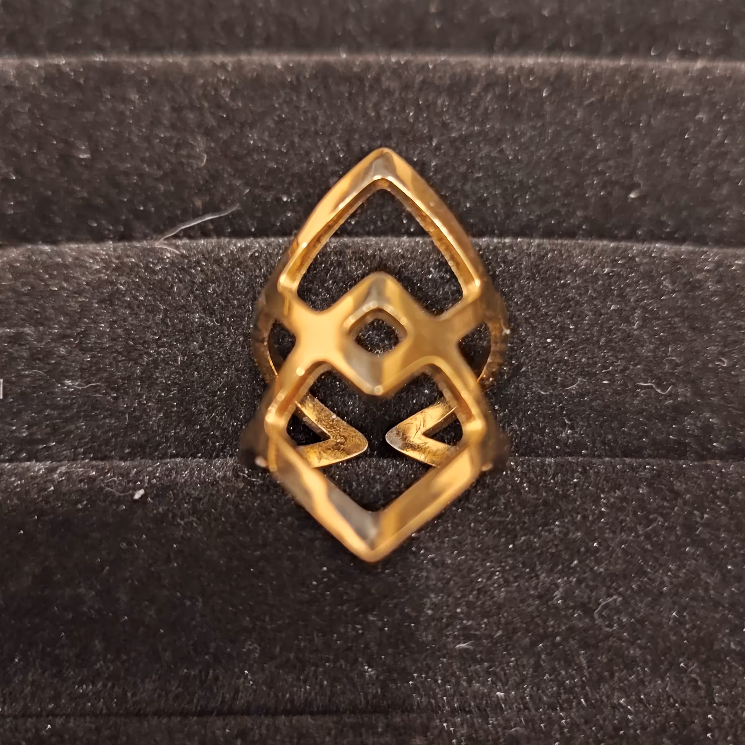 انگشتر طرح خاص مثلثی