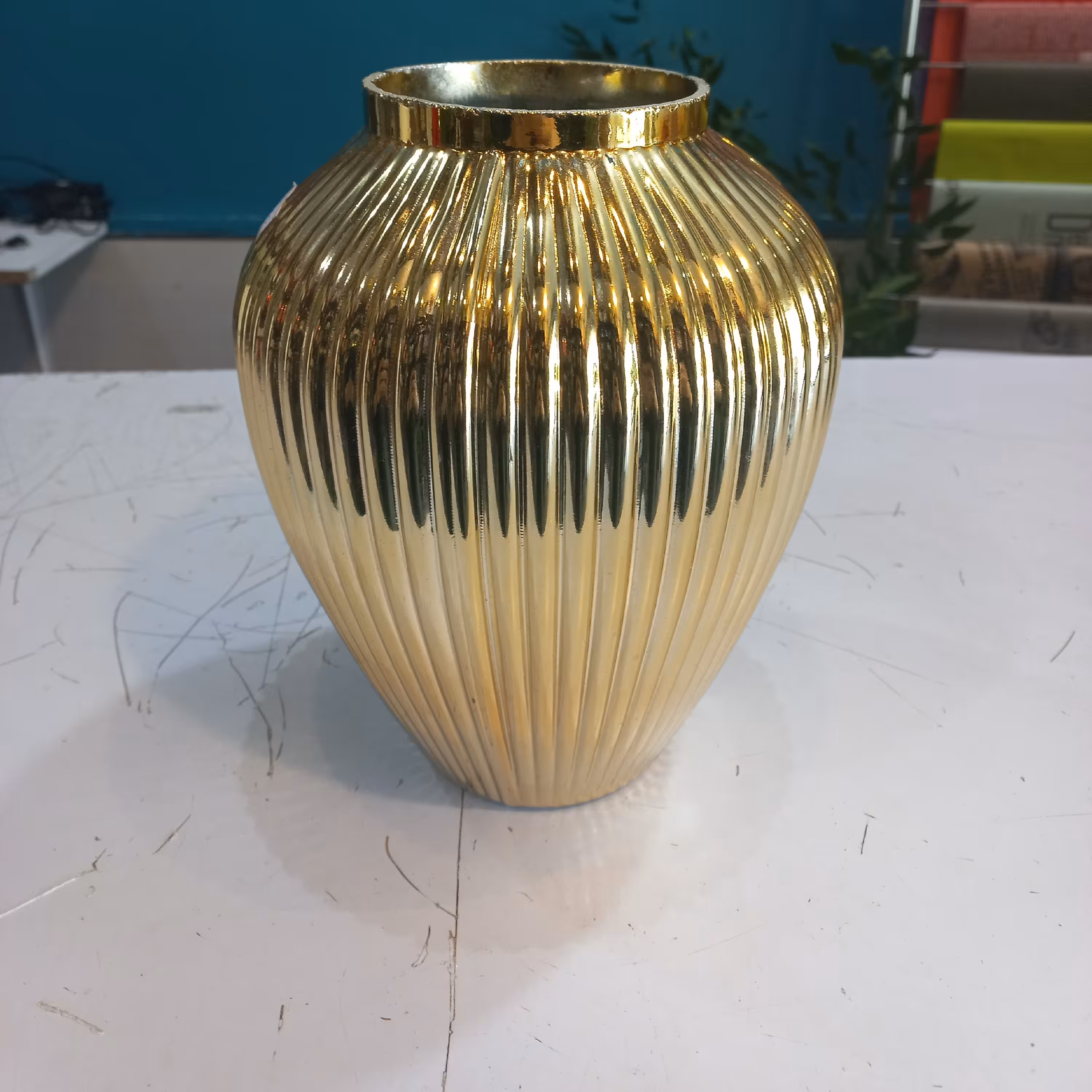 گلدان طلایی رنگ ثابت کیفیت درجه یک با ارتفاع 25 و دهانه 10 سانت 