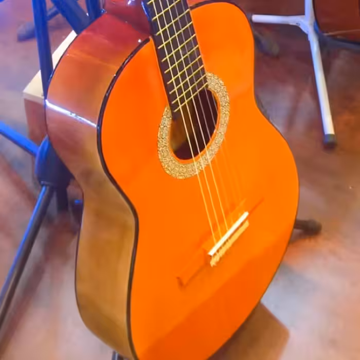 گیتار یاماها c80 مدل Rt80ویژه آموزش  و تخیف ویژه و ضمانت کتبی