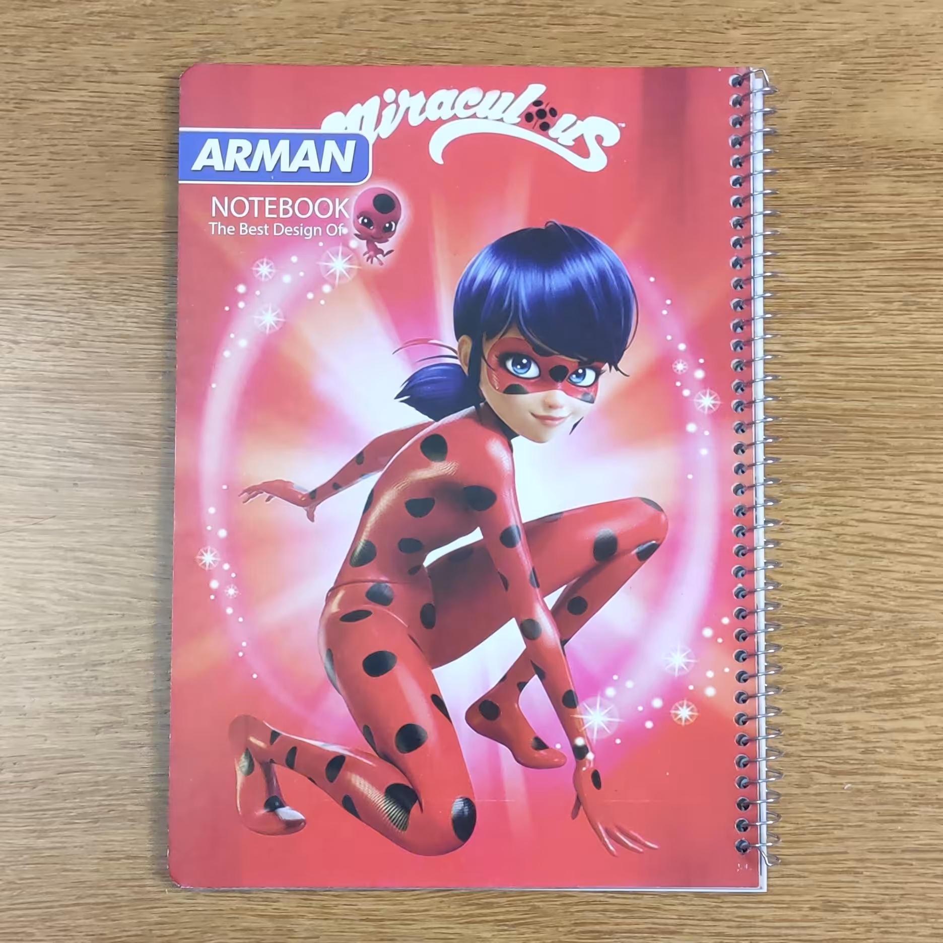 دفتر حاشیه دار یا  طرح دار   40 برگ مدل دختر کفشدوزکی، دارای تصاویر جهت رنگ آمیزی 