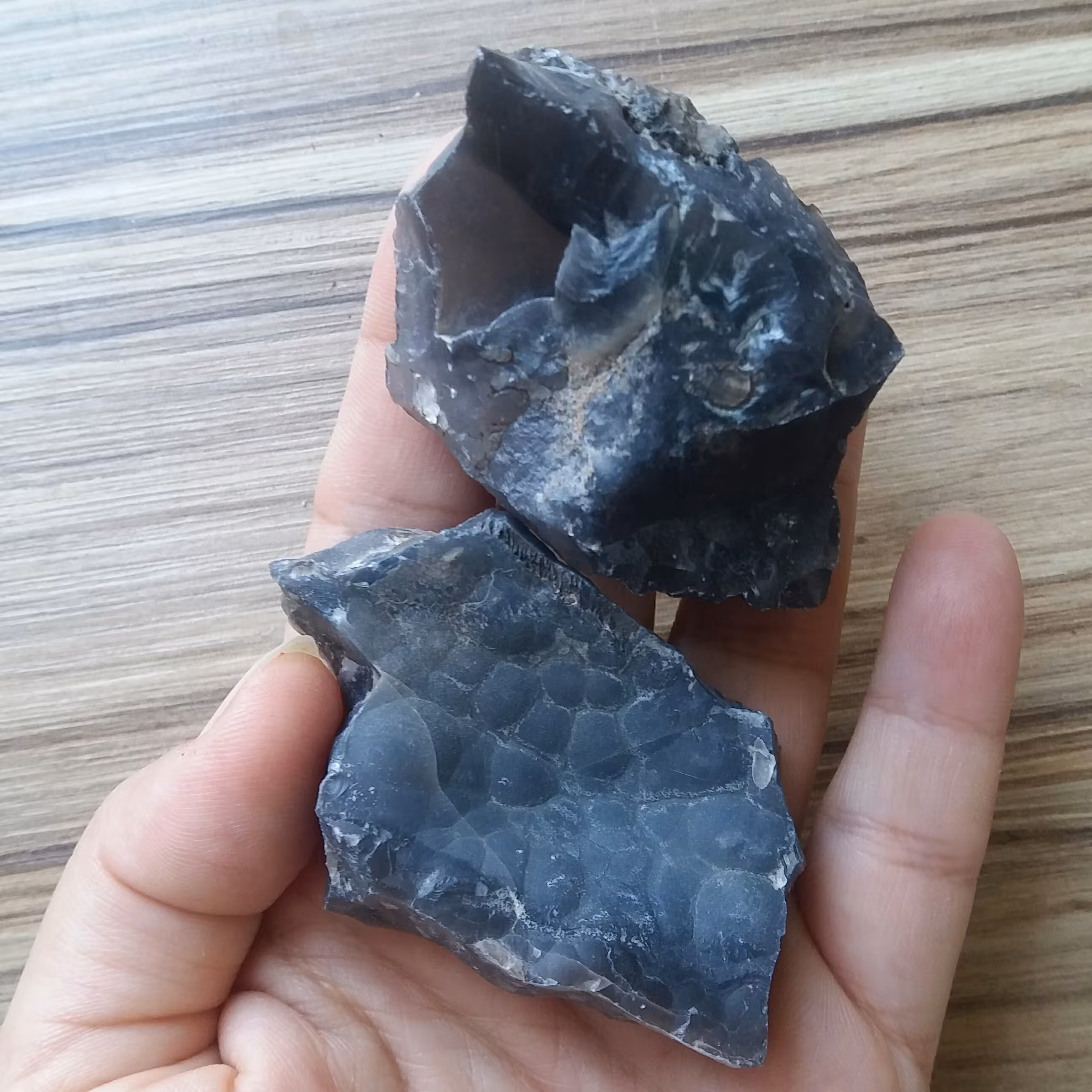 سنگ عقیق اصل عقیق دودی و تاولی دوپوسته مناسب ویترین و برای سنگدرمانی طول هر سنگ 4.5 و 6 سانته