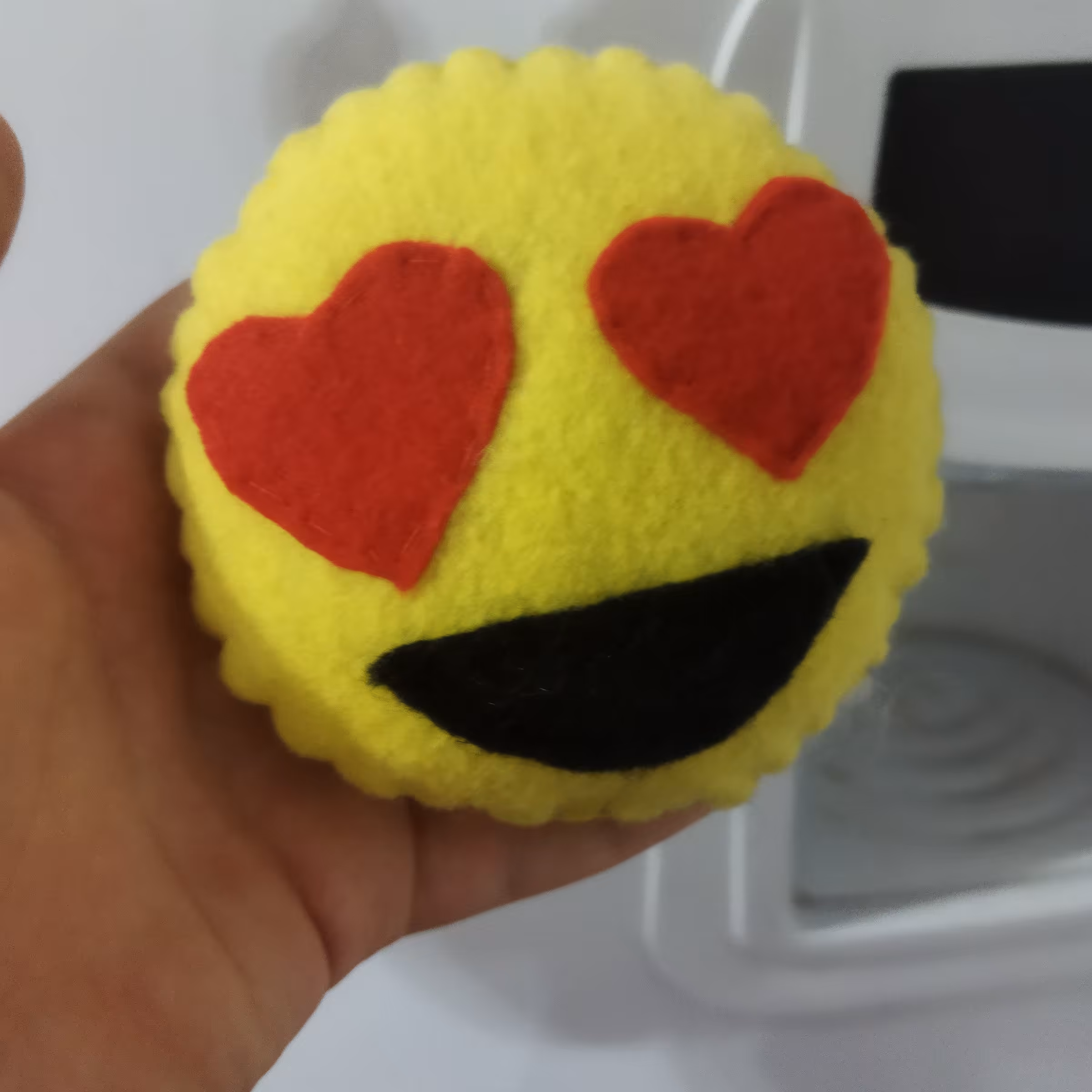 رویخچالی نمدی : ایموجی چشم قلبی