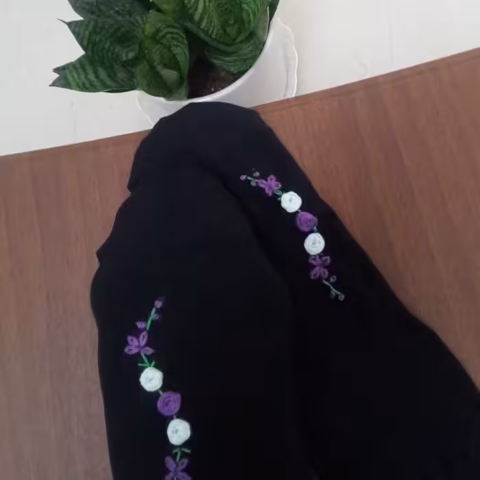 جوراب گلدوزی کد 101 .طرح رز بنفش آبی آسمانی 