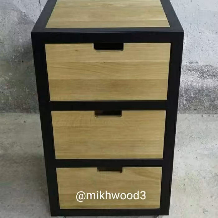 کنار تختی چوبی در ابعاد 60سانتیمتر ارتفاع 30 سانتیمتر عرض وطول 40 سانتیمتر