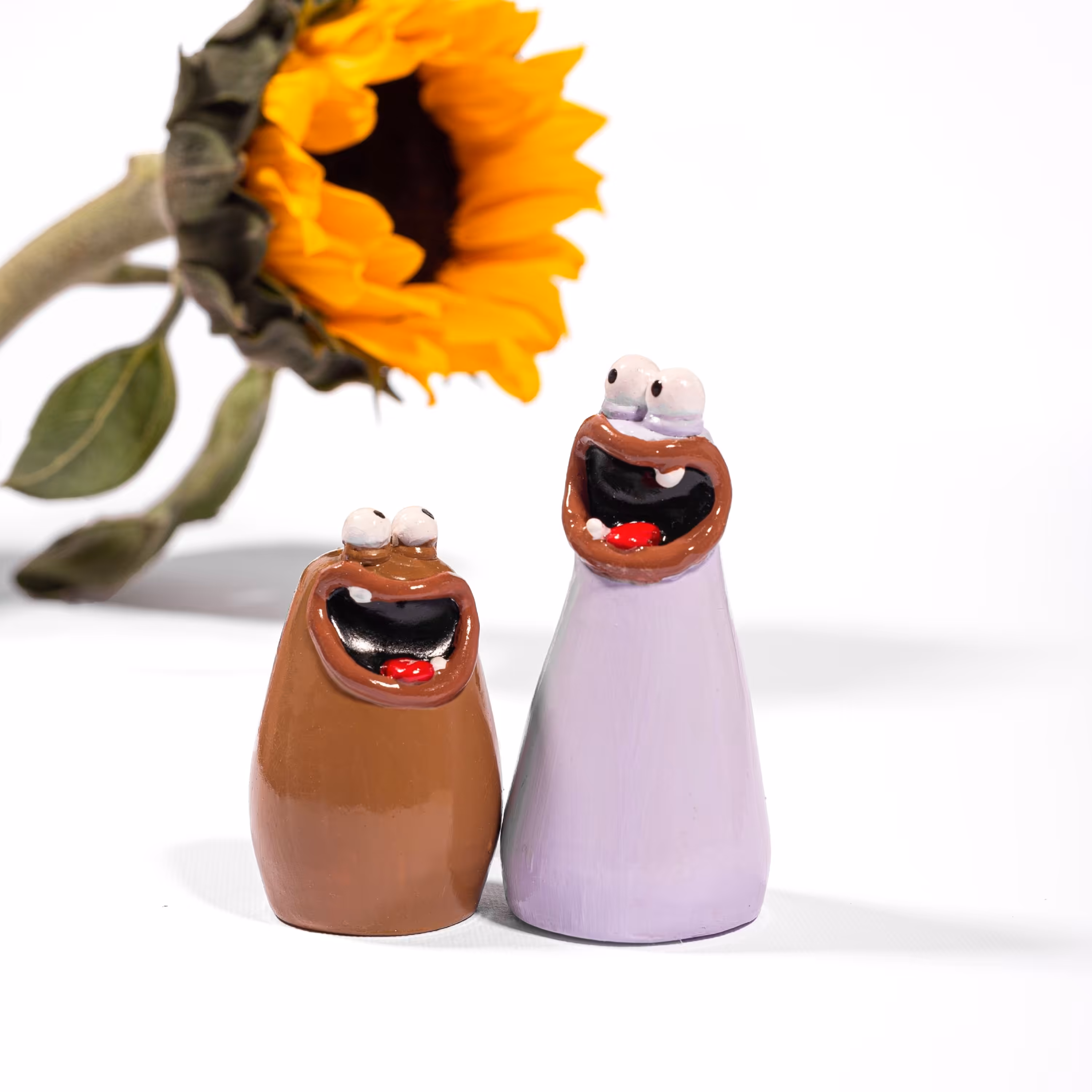 مجسمه بنفش و قهوه ای