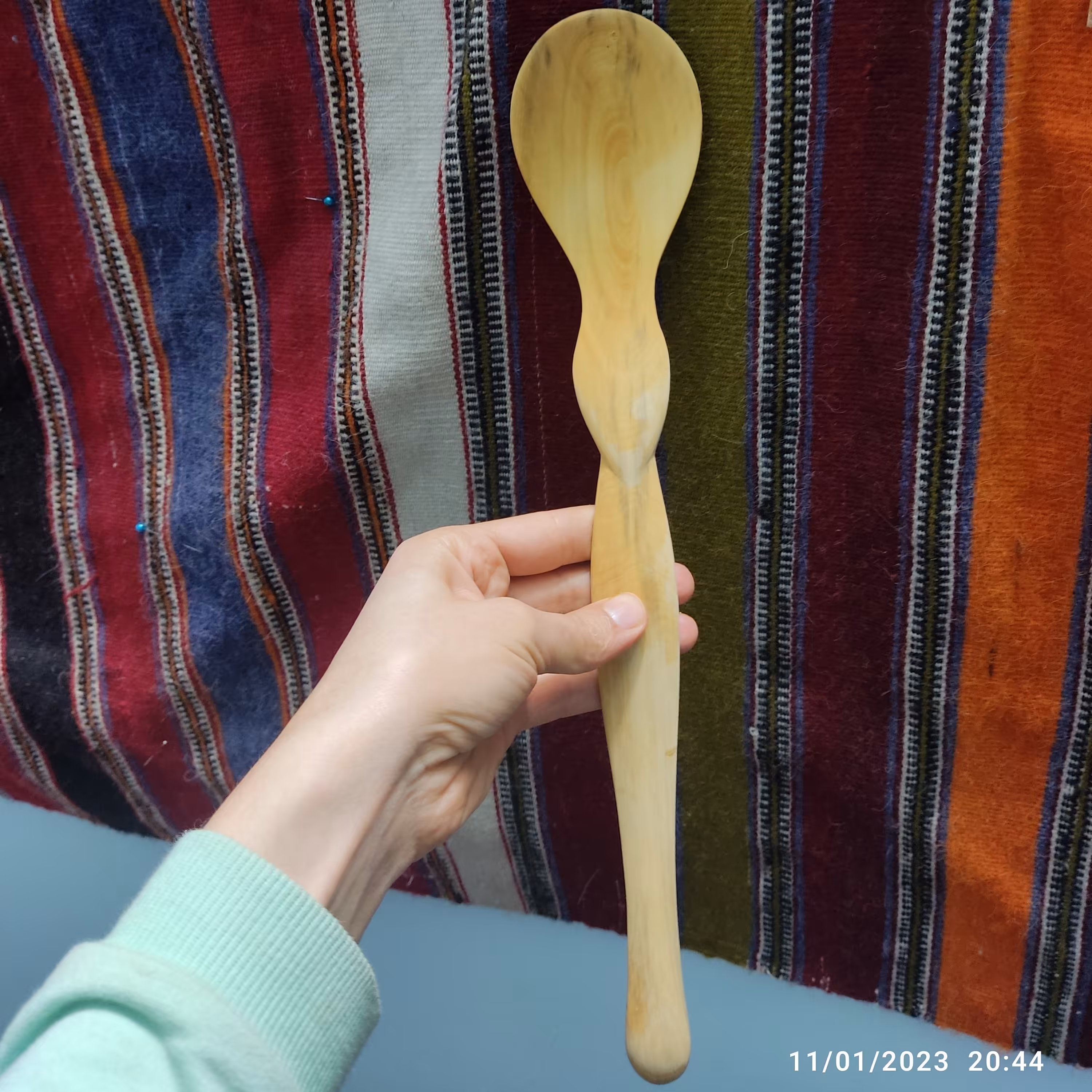 قاشق بزرگ چوبی خورشت پزی جنس چوب شار تغییر رنگ نمیدهد و در طرح ها و ابعاد مختلف ساخته میشود